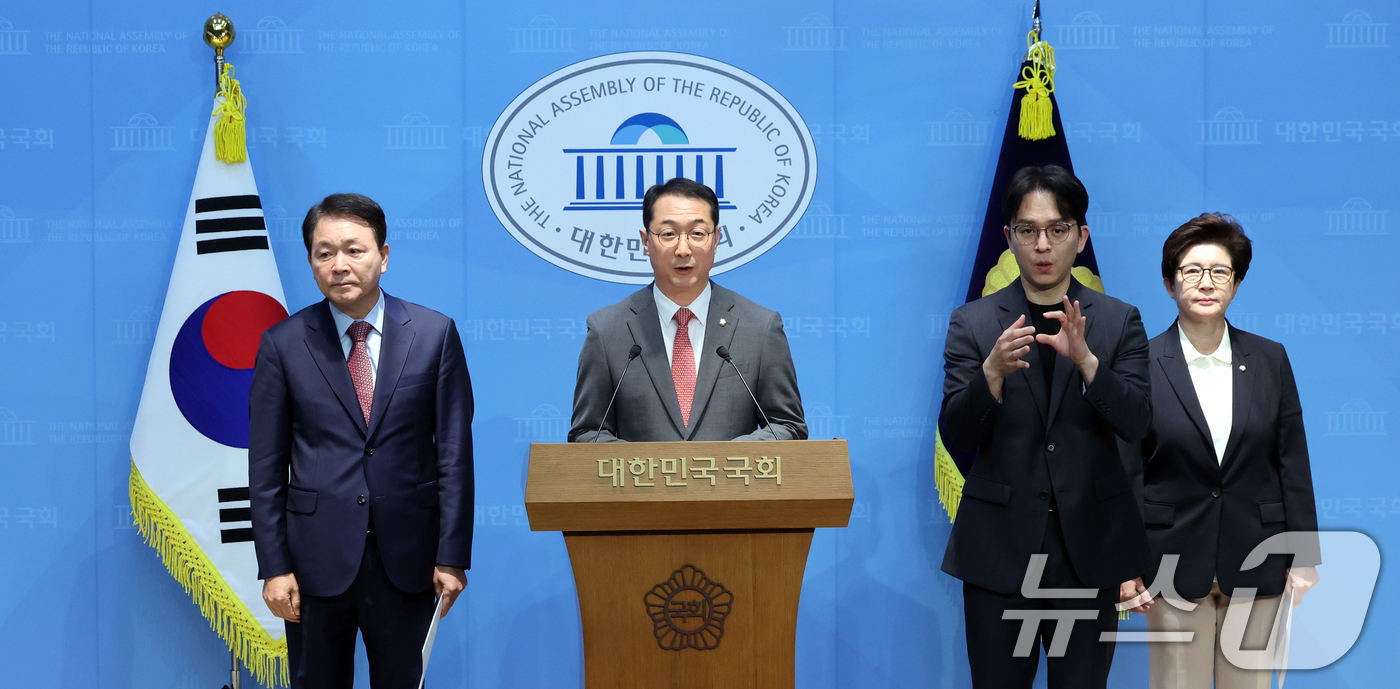 (서울=뉴스1) 황기선 기자 = 국민의힘 국회 외교통일·국방위원회 위원들이 11일 오전 서울 여의도 국회 소통관에서 나무호 피격 정부 대응 관련 공동 기자회견을 하고 있다.  20 …
