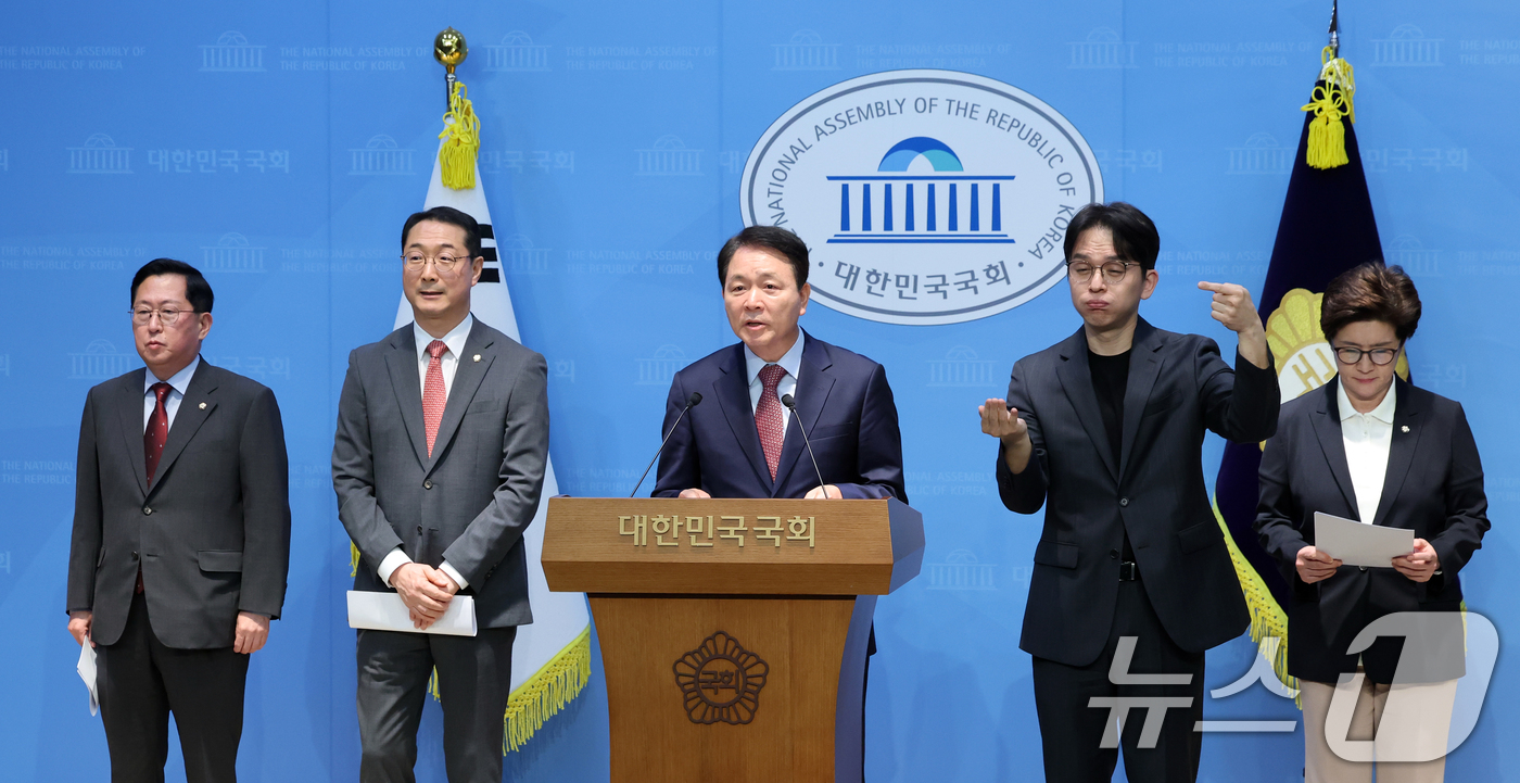 (서울=뉴스1) 황기선 기자 = 국민의힘 국회 외교통일·국방위원회 위원들이 11일 오전 서울 여의도 국회 소통관에서 나무호 피격 정부 대응 관련 공동 기자회견을 하고 있다.  20 …