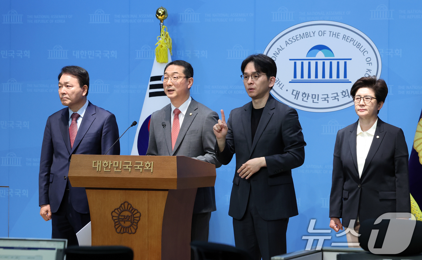 (서울=뉴스1) 황기선 기자 = 국민의힘 국회 외교통일·국방위원회 위원들이 11일 오전 서울 여의도 국회 소통관에서 나무호 피격 정부 대응 관련 공동 기자회견을 하고 있다.  20 …
