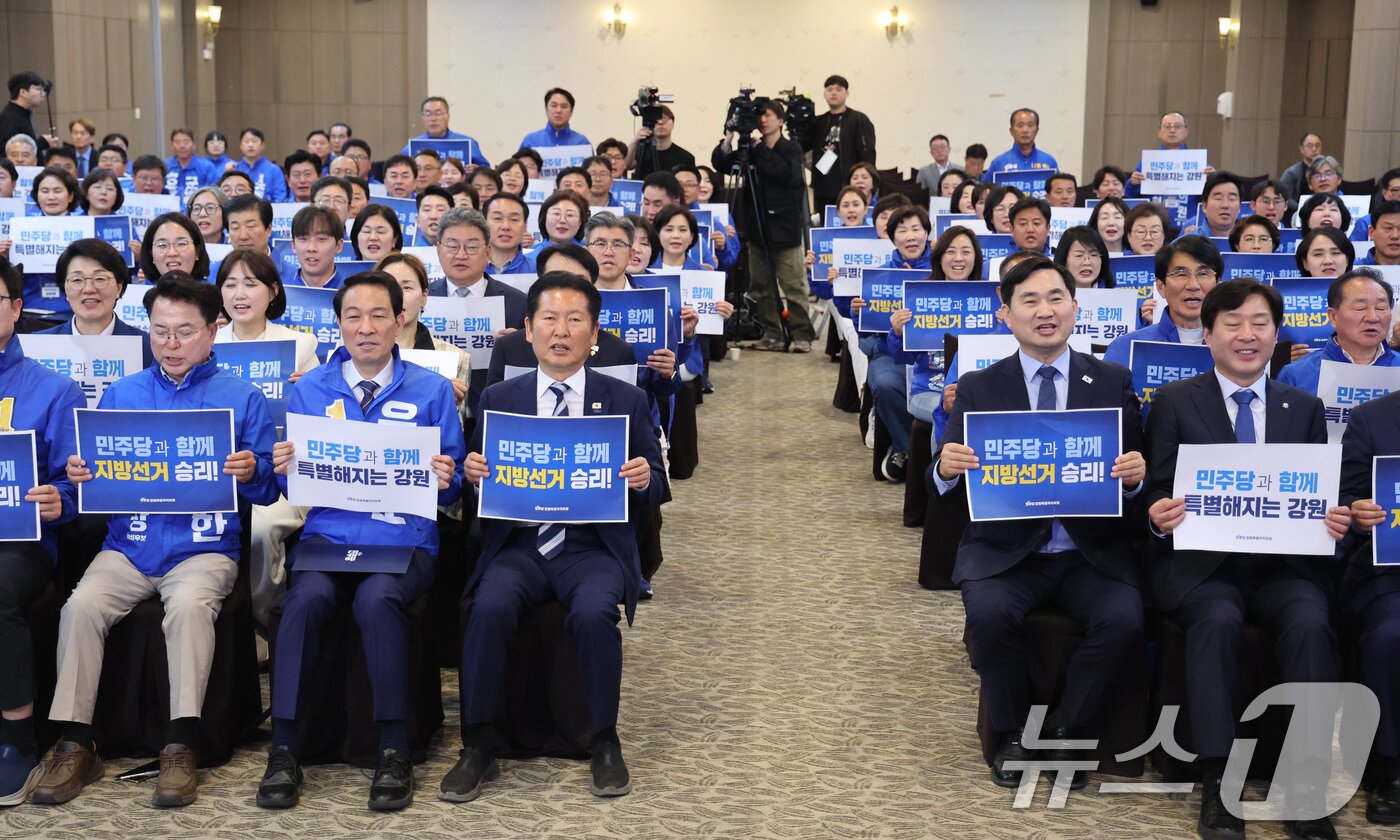 본문 이미지 - 정청래 더불어민주당 대표가 11일 강원 춘천시 스카이컨벤션에서 열린 강원 공천자대회에서 참석자들과 구호를 외치고 있다. 2026.5.11 ⓒ 뉴스1 신웅수 기자