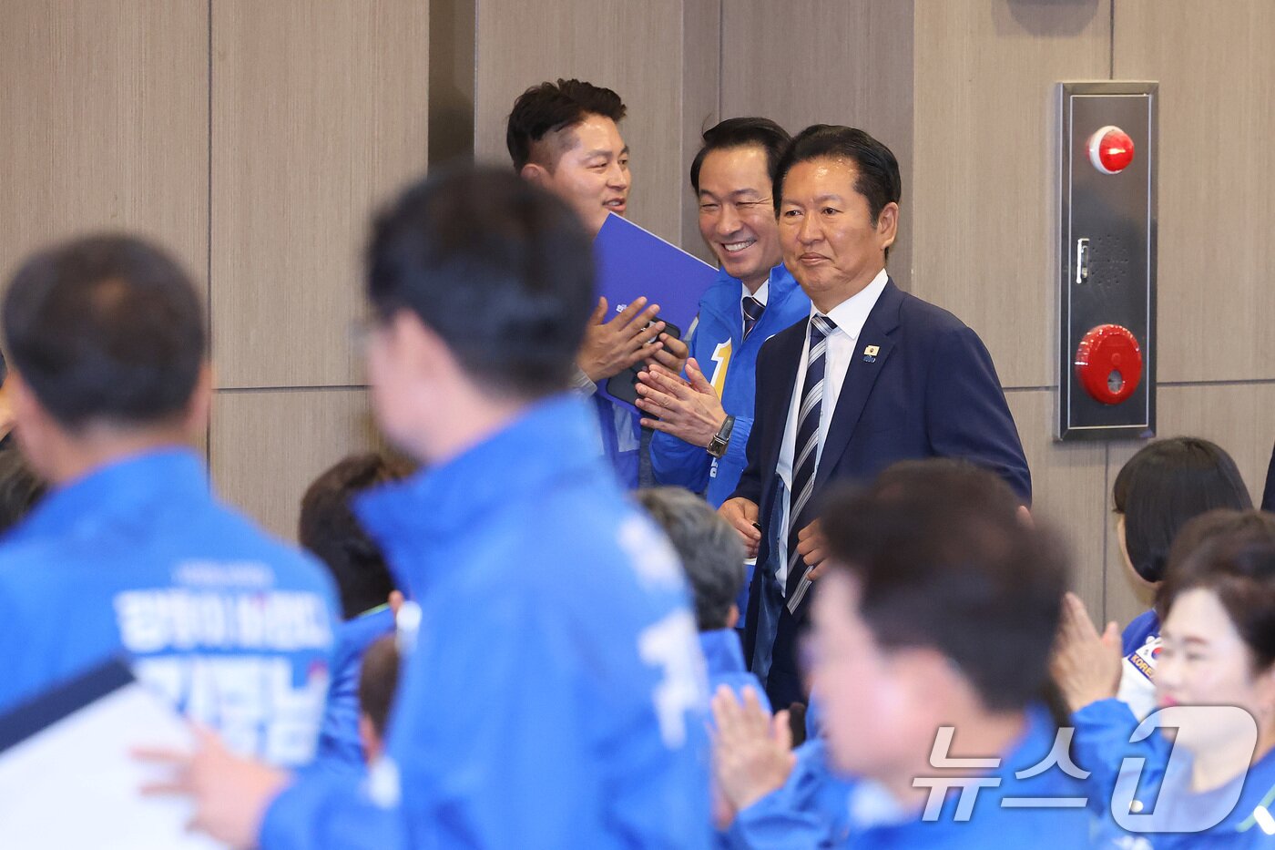본문 이미지 - 정청래 더불어민주당 대표와 우상호 강원도지사 후보가 11일 강원 춘천시 스카이컨벤션에서 열린 강원 공천자대회에 참석하고 있다. 2026.5.11 ⓒ 뉴스1 신웅수 기자