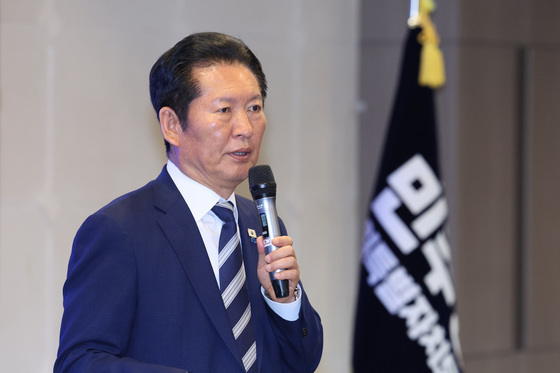 강원 공천자대회 인사말하는 정청래