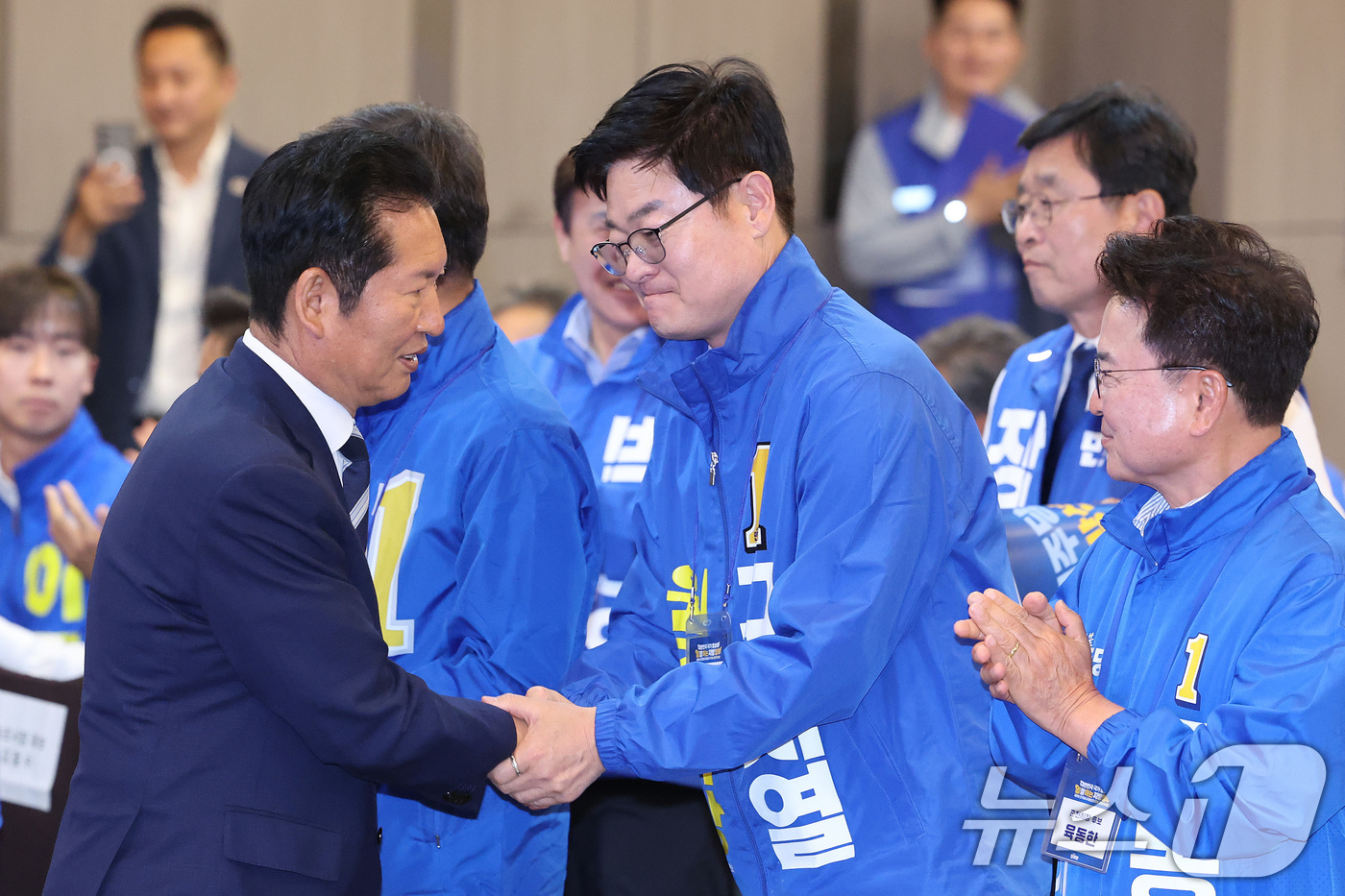 (춘천=뉴스1) 신웅수 기자 = 정청래 더불어민주당 대표가 11일 강원 춘천시 스카이컨벤션에서 열린 강원 공천자대회에서 참석자들과 인사하고 있다. 2026.5.11/뉴스1