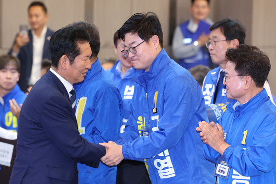 인사나누는 정청래 대표