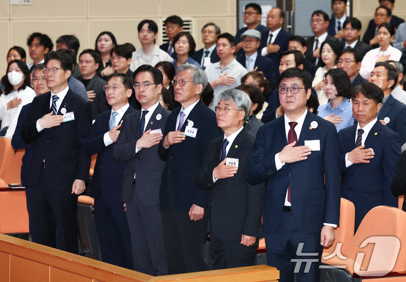 (서울=뉴스1) 김민지 기자 = 최휘영 문화체육관광부 장관이 11일 오전 서울 용산구 국립중앙박물관 대강당에서 열린 제132주년 동학농민혁명 기념식에서 김민재 행정안전부 차관, 유 …