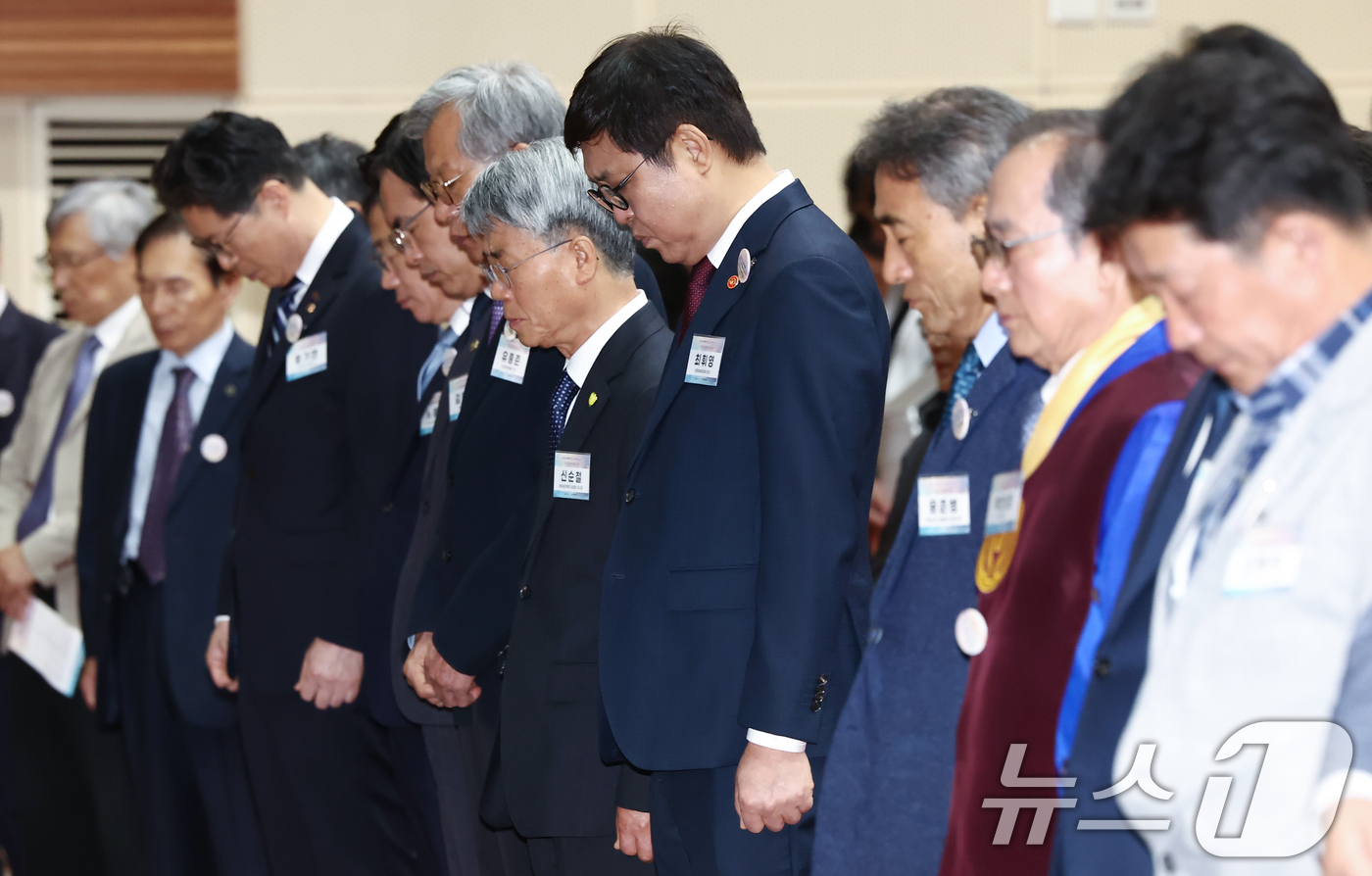 (서울=뉴스1) 김민지 기자 = 최휘영 문화체육관광부 장관이 11일 오전 서울 용산구 국립중앙박물관 대강당에서 열린 제132주년 동학농민혁명 기념식에서 김민재 행정안전부 차관, 유 …