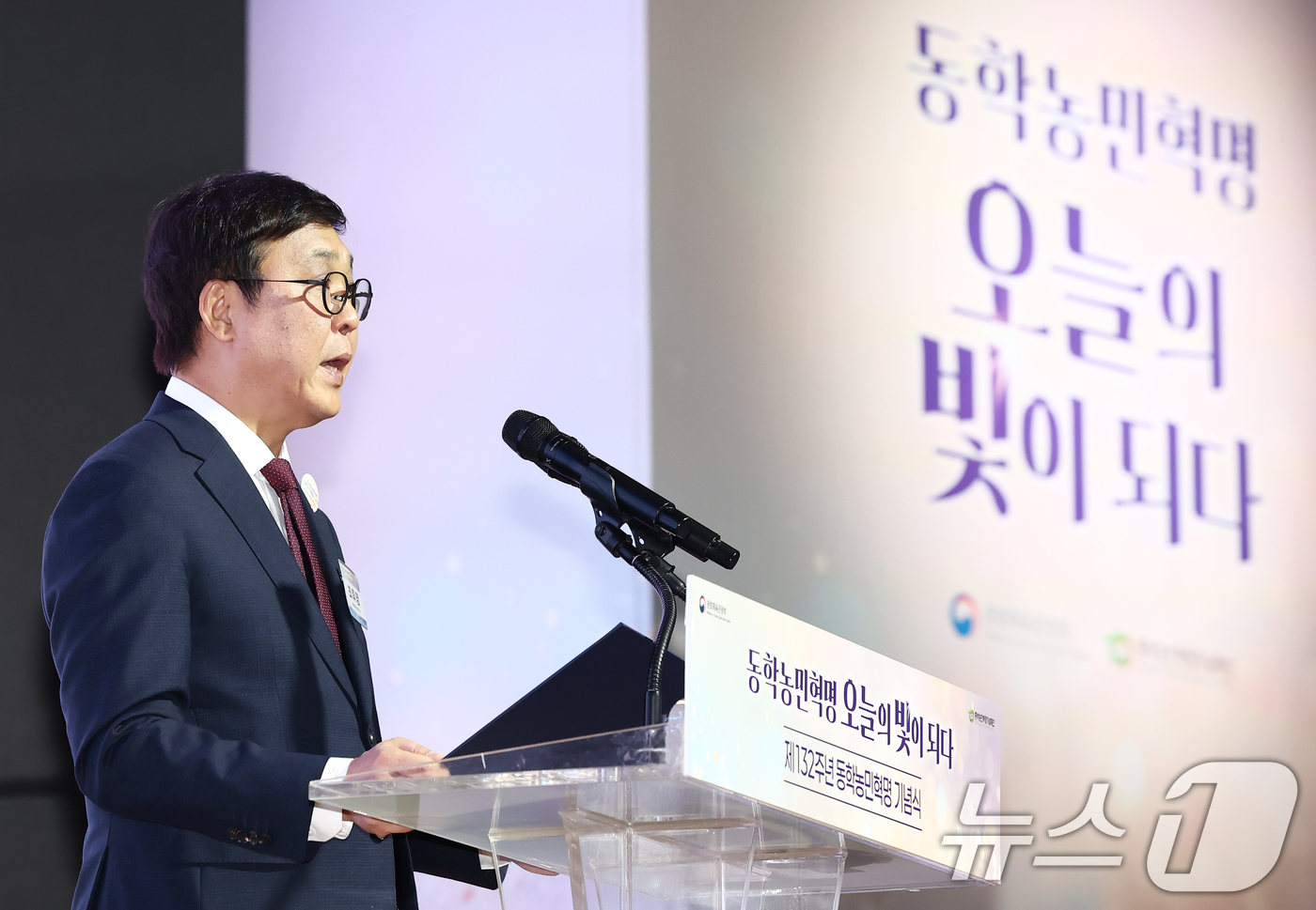 (서울=뉴스1) 김민지 기자 = 최휘영 문화체육관광부 장관이 11일 오전 서울 용산구 국립중앙박물관 대강당에서 열린 제132주년 동학농민혁명 기념식에서 이재명 대통령의 기념사를 대 …
