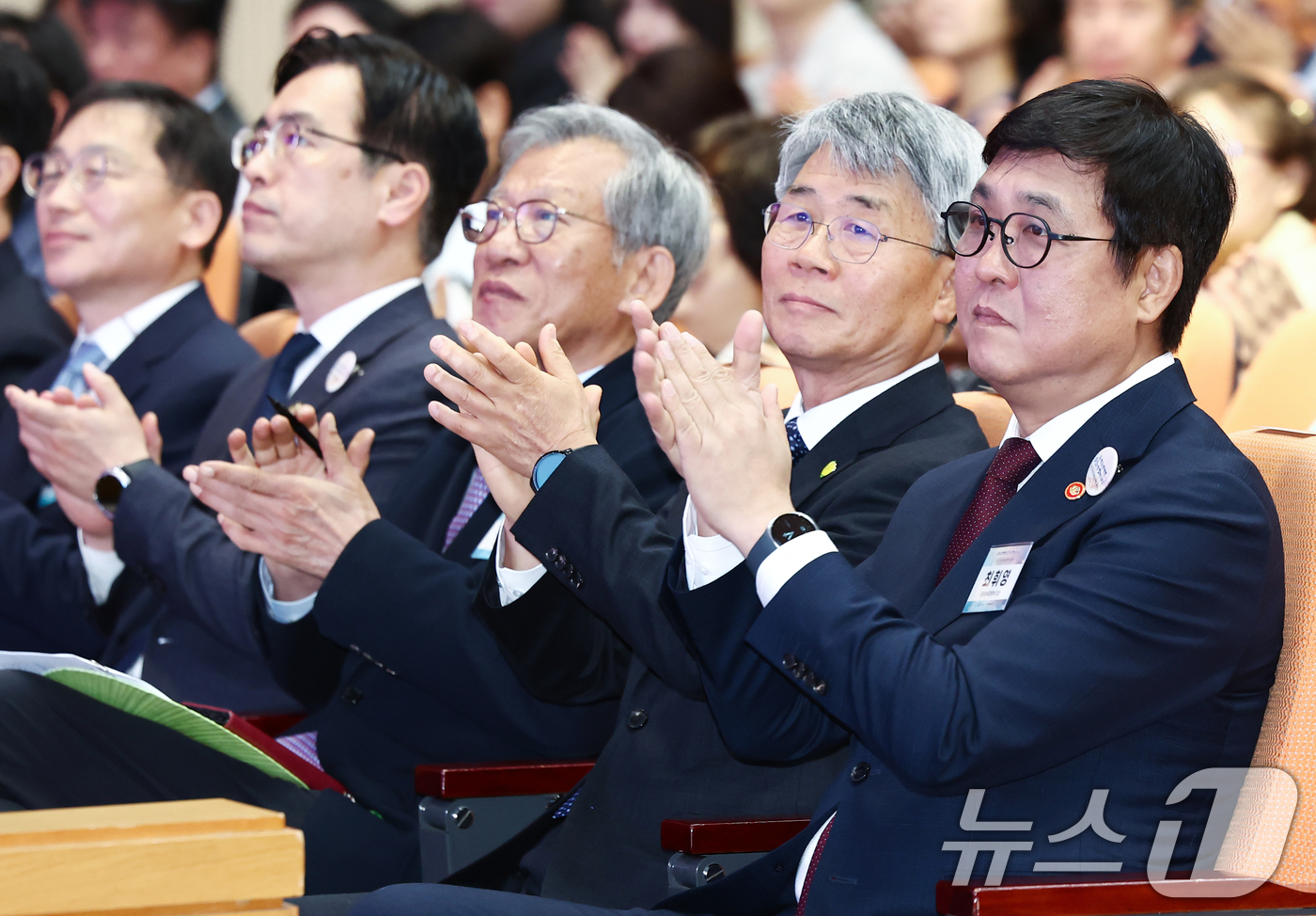 (서울=뉴스1) 김민지 기자 = 최휘영 문화체육관광부 장관이 11일 오전 서울 용산구 국립중앙박물관 대강당에서 열린 제132주년 동학농민혁명 기념식에서 참석자들과 손뼉을 치고 있다 …