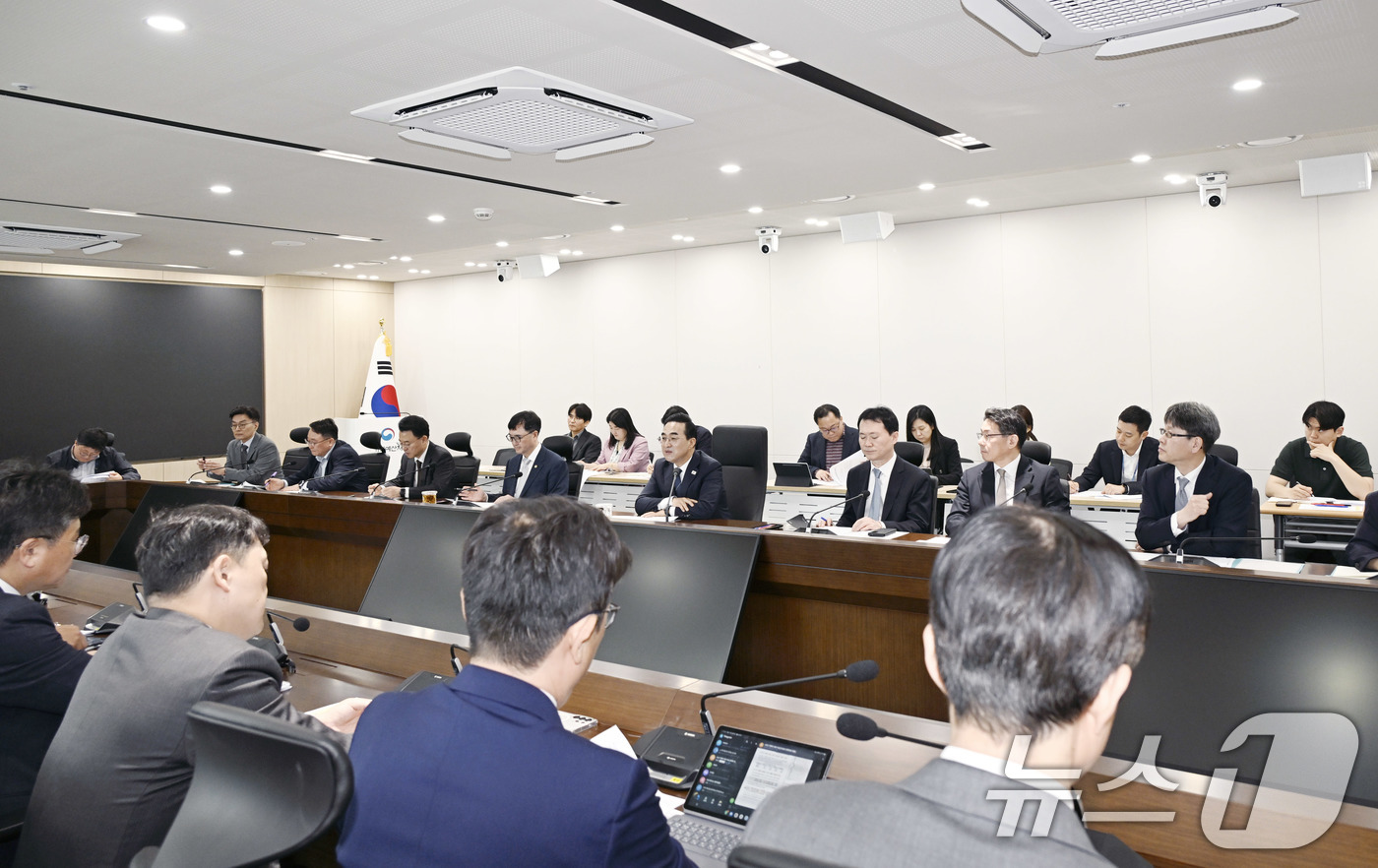 (서울=뉴스1) = 박홍근 기획예산처 장관이 11일 정부세종청사에서 열린 기획예산처 확대간부회의를 주재하고 있다. (기획예산처 제공. 재판매 및 DB 금지) 2026.5.11/뉴스 …