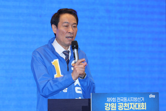 강원 공천자대회 발언하는 우상호