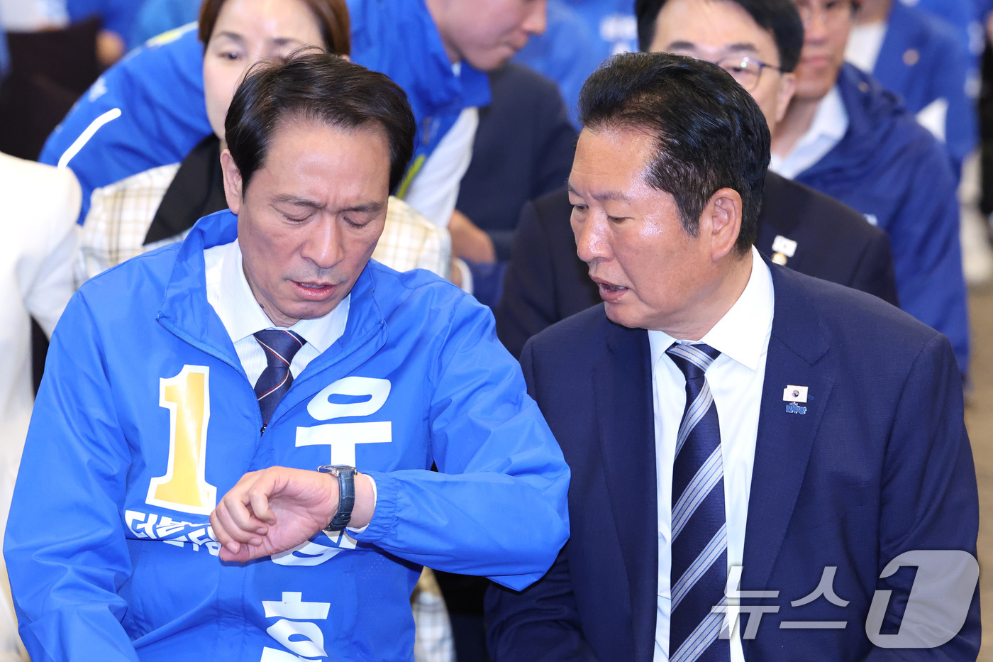 (춘천=뉴스1) 신웅수 기자 = 정청래 더불어민주당 대표와 우상호 강원도지사 후보가 11일 강원 춘천시 스카이컨벤션에서 열린 강원 공천자대회에서 대화하고 있다. 2026.5.11/ …