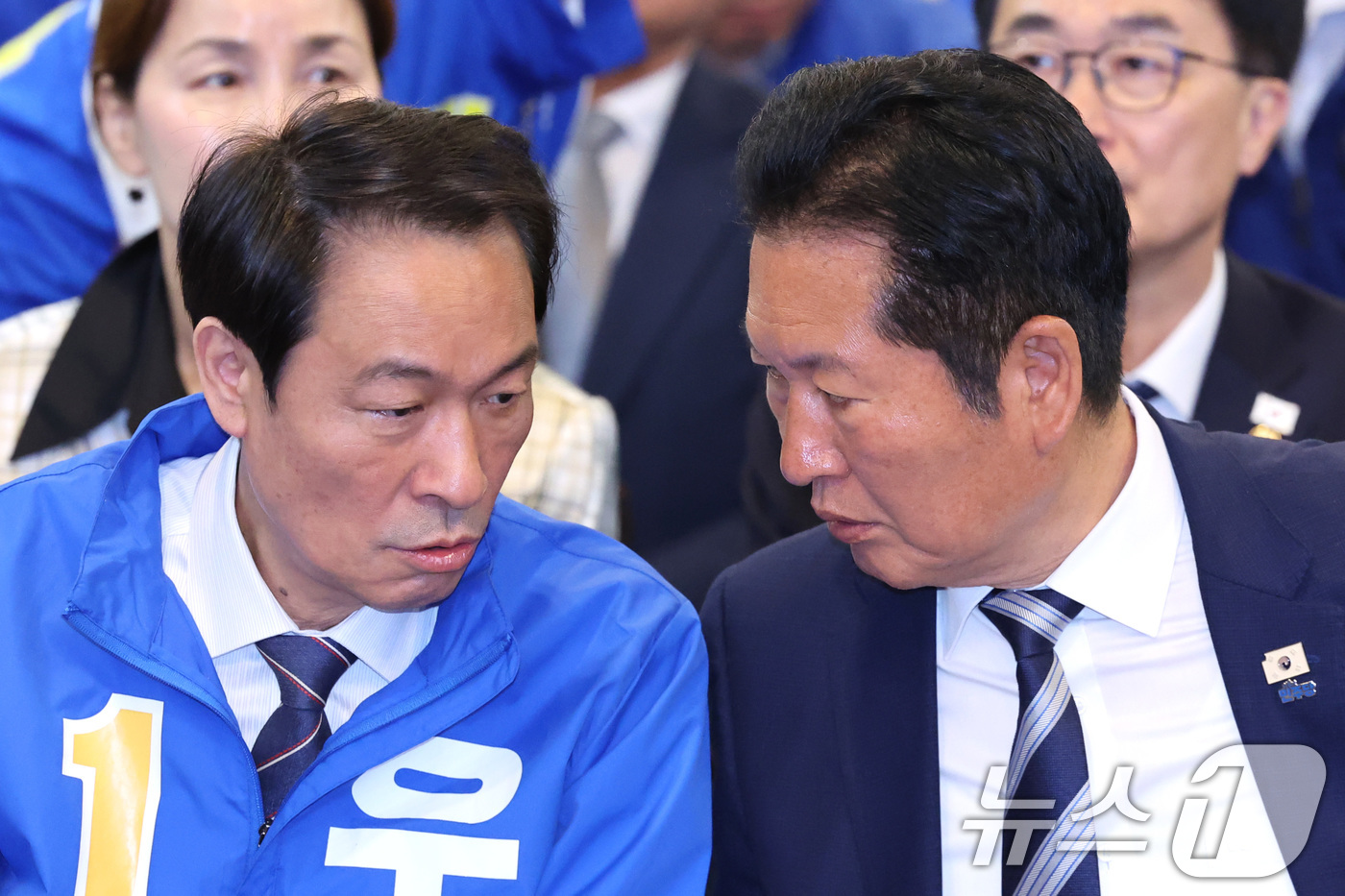 (춘천=뉴스1) 신웅수 기자 = 정청래 더불어민주당 대표와 우상호 강원도지사 후보가 11일 강원 춘천시 스카이컨벤션에서 열린 강원 공천자대회에서 대화하고 있다. 2026.5.11/ …