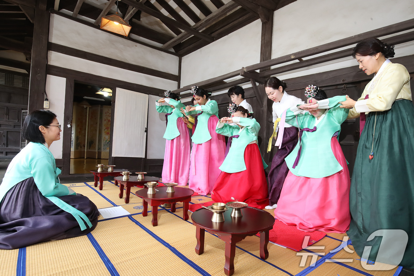 (경산=뉴스1) 공정식 기자 = 11일 오전 경북 경산시 영남대 민속촌에서 열린 '외국인 유학생과 함께하는 관례·계례'에 참여한 여학생들이 한국 전통 성년식을 체험하고 있다. 20 …