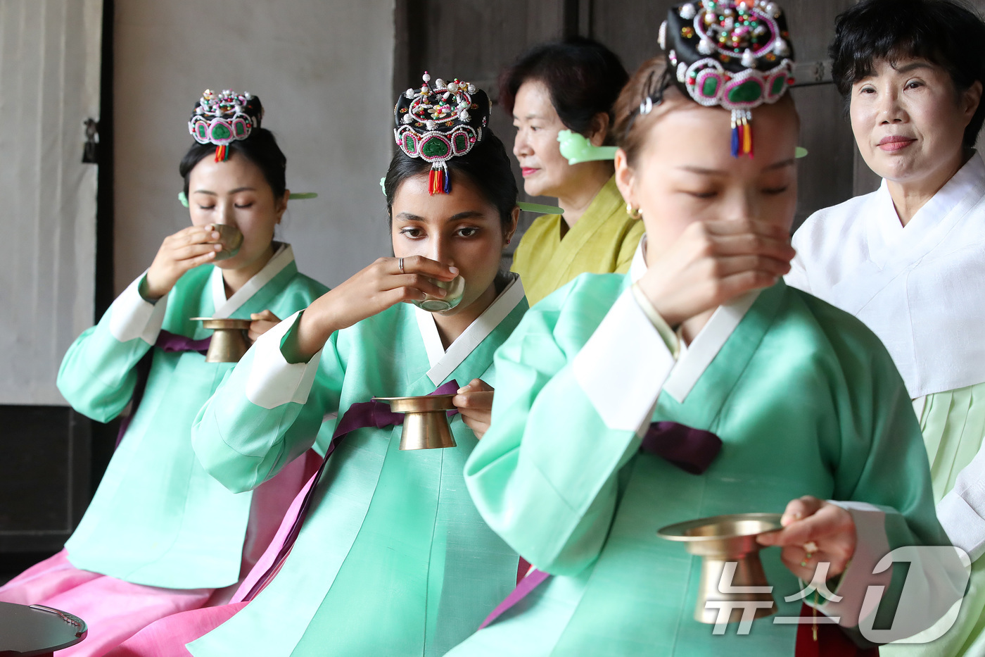 (경산=뉴스1) 공정식 기자 = 11일 오전 경북 경산시 영남대 민속촌에서 열린 '외국인 유학생과 함께하는 관례·계례'에 참여한 여학생들이 한국 전통 성년식을 체험하고 있다. 20 …