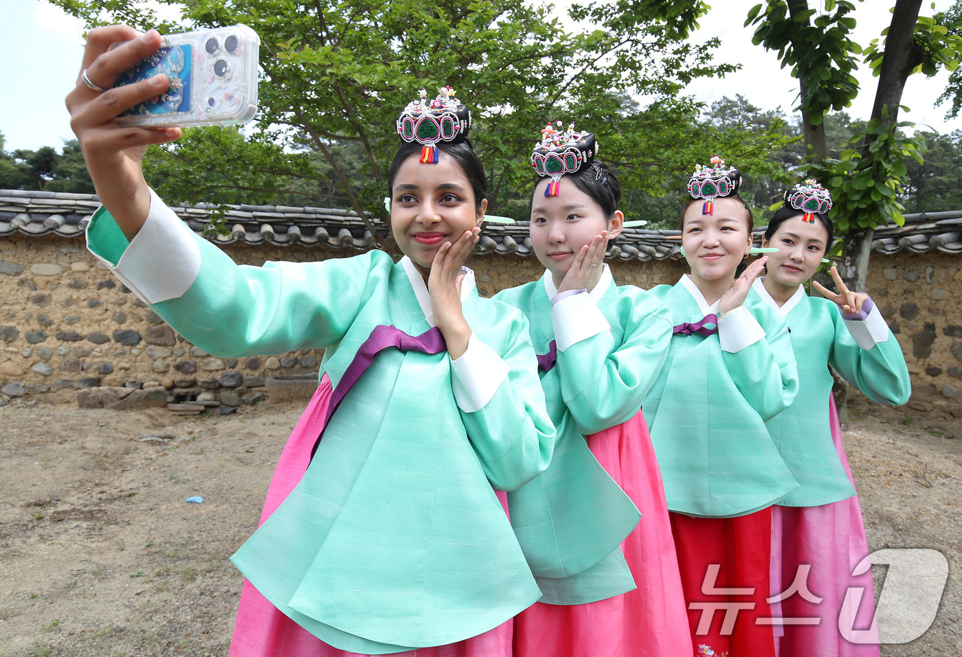 (경산=뉴스1) 공정식 기자 = 11일 오전 경북 경산시 영남대 민속촌에서 열린 '외국인 유학생과 함께하는 관례·계례'에 참여한 여학생들이 기념촬영을 하고 있다. 2026.5.11 …