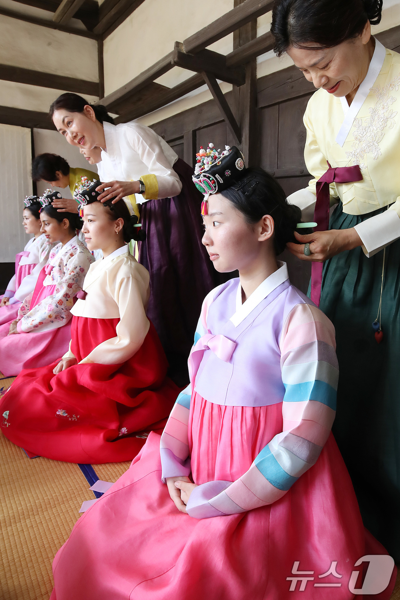 (경산=뉴스1) 공정식 기자 = 11일 오전 경북 경산시 영남대 민속촌에서 열린 '외국인 유학생과 함께하는 관례·계례'에 참여한 여학생들이 한국 전통 성년식을 체험하고 있다. 20 …