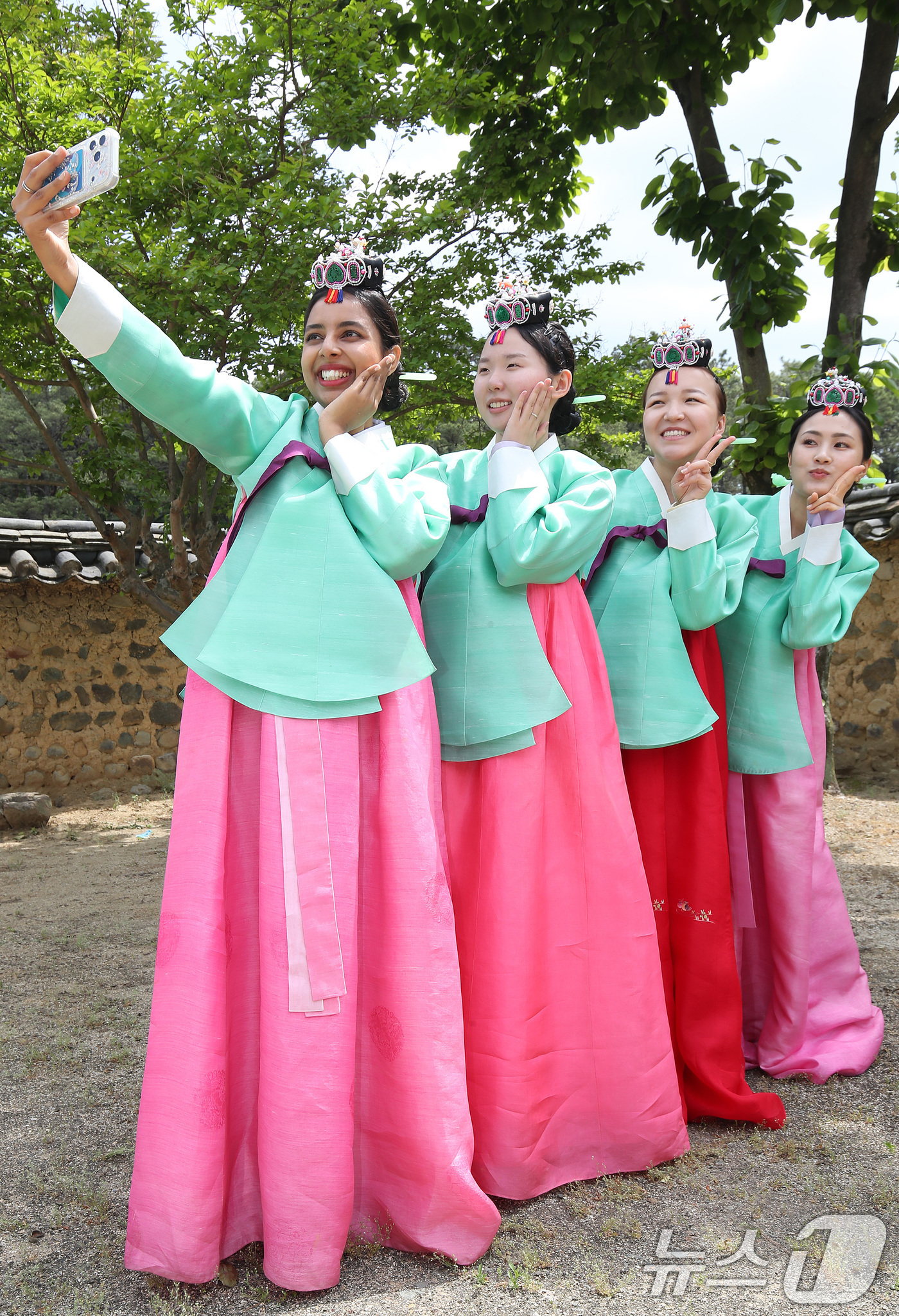 (경산=뉴스1) 공정식 기자 = 11일 오전 경북 경산시 영남대 민속촌에서 열린 '외국인 유학생과 함께하는 관례·계례'에 참여한 여학생들이 기념촬영을 하고 있다. 2026.5.11 …