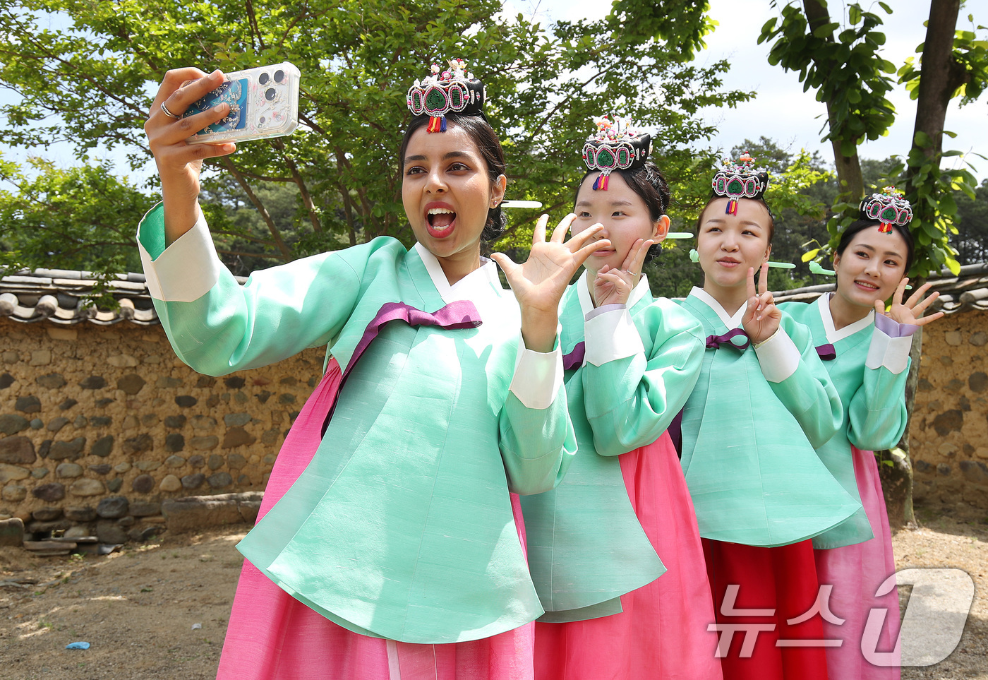 (경산=뉴스1) 공정식 기자 = 11일 오전 경북 경산시 영남대 민속촌에서 열린 '외국인 유학생과 함께하는 관례·계례'에 참여한 여학생들이 기념촬영을 하고 있다. 2026.5.11 …
