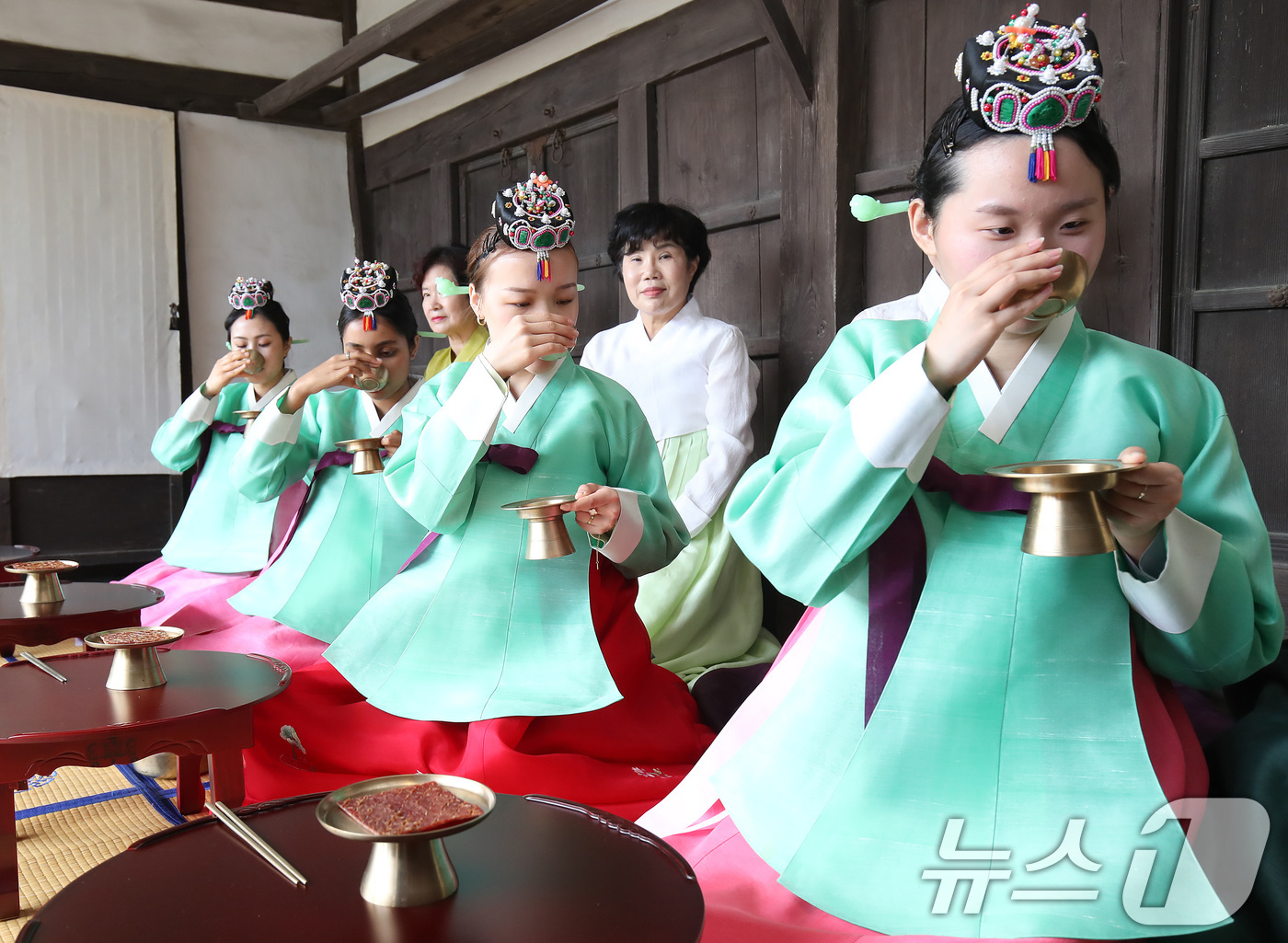 (경산=뉴스1) 공정식 기자 = 11일 오전 경북 경산시 영남대 민속촌에서 열린 '외국인 유학생과 함께하는 관례·계례'에 참여한 여학생들이 한국 전통 성년식을 체험하고 있다. 20 …