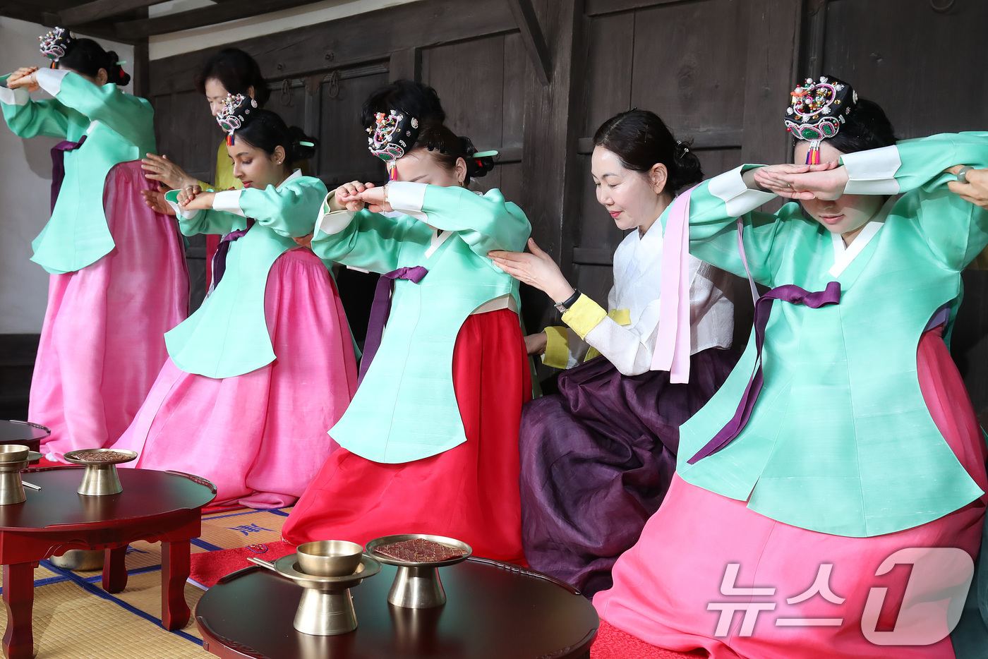 (경산=뉴스1) 공정식 기자 = 11일 오전 경북 경산시 영남대 민속촌에서 열린 '외국인 유학생과 함께하는 관례·계례'에 참여한 여학생들이 한국 전통 성년식을 체험하고 있다. 20 …