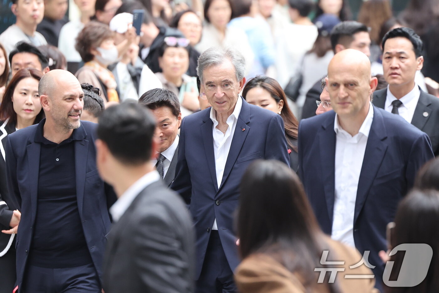 본문 이미지 - 베르나르 아르노 루이비통모에헤네시(LVMH) 회장이 11일 서울 중구 소공동 신세계백화점 본점 ‘더 리저브’를 방문하고 있다. 2026.5.11 ⓒ 뉴스1 김진환 기자