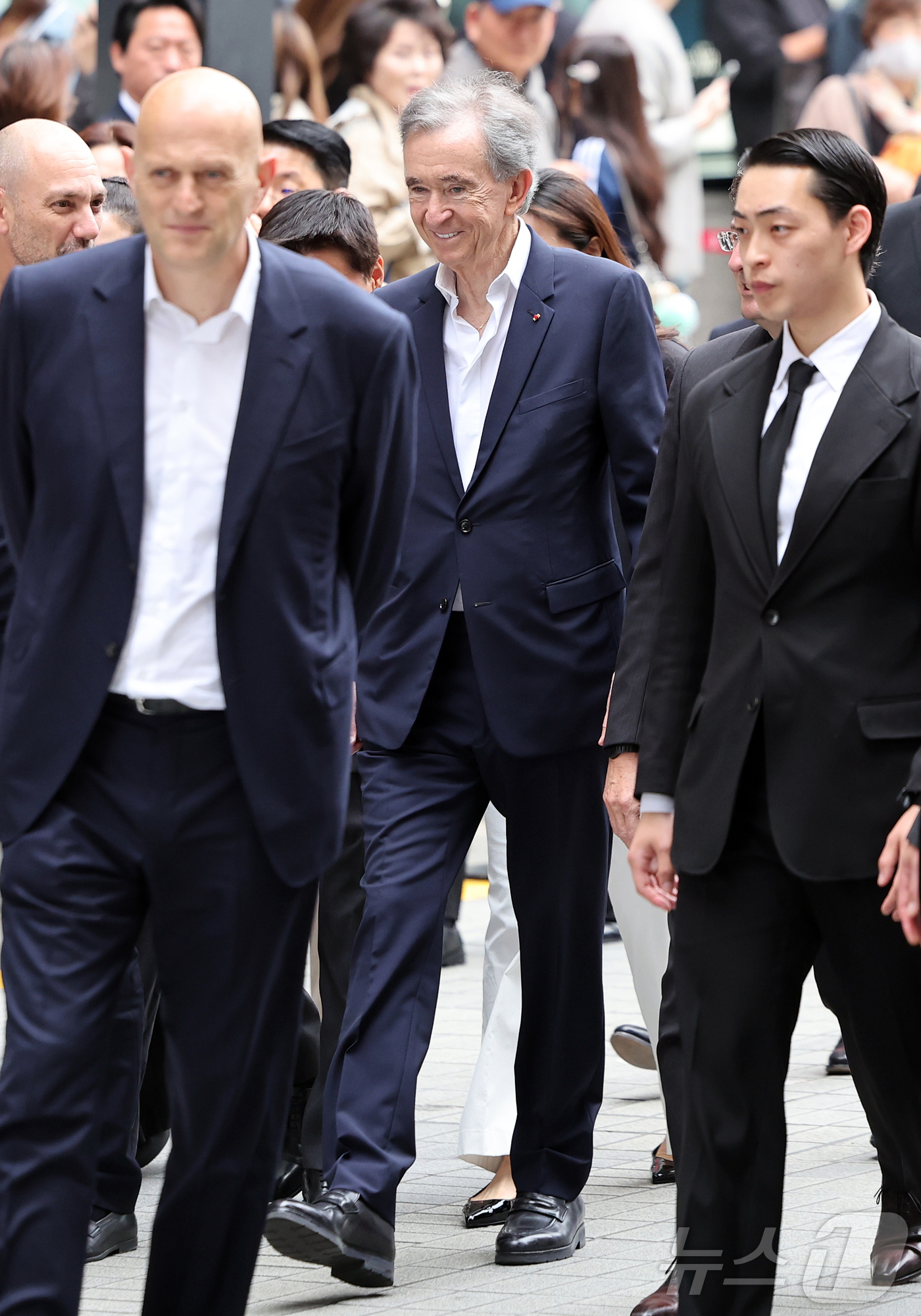 (서울=뉴스1) 김진환 기자 = 베르나르 아르노 루이비통모에헤네시(LVMH) 회장이 11일 서울 중구 소공동 신세계백화점 본점 ‘더 리저브’를 방문해 관계자들과 대화를 나누고 있다 …
