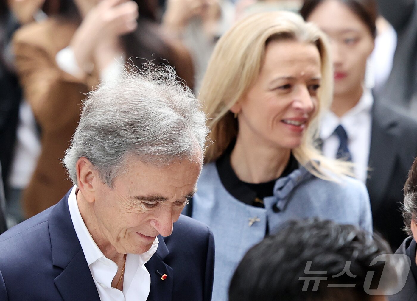 본문 이미지 - 베르나르 아르노 루이뷔통모에헤네시(LVMH) 회장과 장녀인 델핀 아르노 크리스챤 디올 CEO가 11일 서울 중구 소공동 신세계백화점 본점 ‘더 리저브’를 방문하고 있다. 2026.5.11 ⓒ 뉴스1 김진환 기자