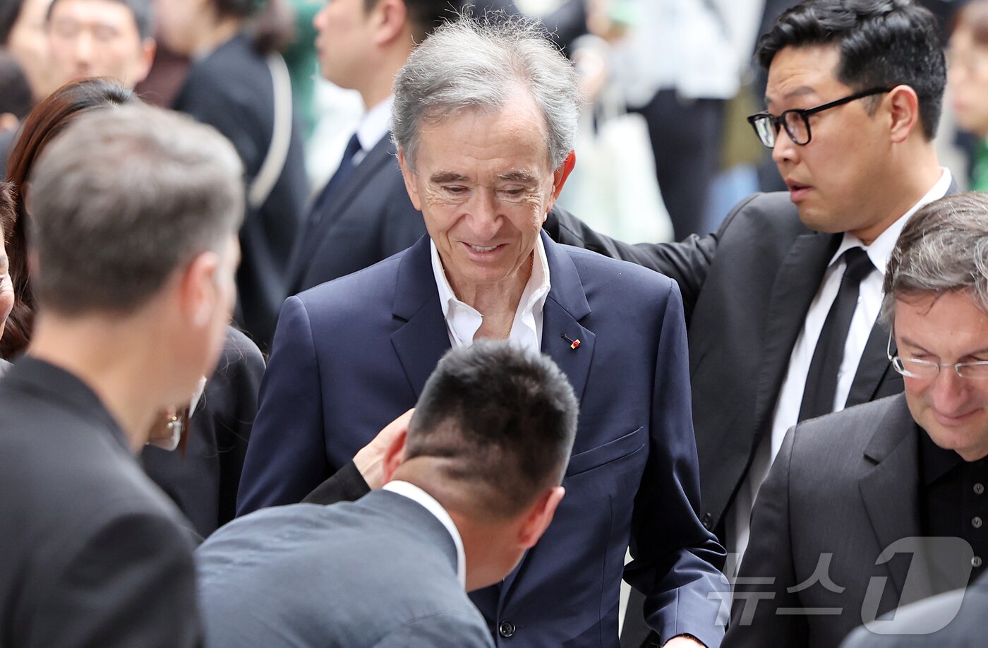 본문 이미지 - 베르나르 아르노 루이비통모에헤네시(LVMH) 회장이 11일 서울 중구 소공동 신세계백화점 본점 ‘더 리저브’를 방문하고 있다. 2026.5.11 ⓒ 뉴스1 김진환 기자
