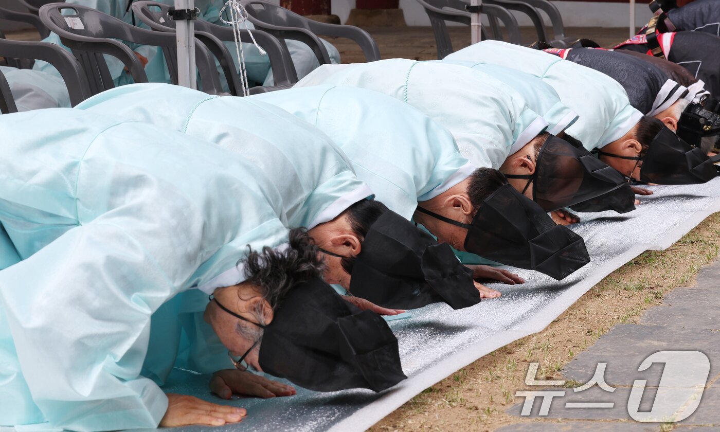 본문 이미지 - 11일 경기 수원시 팔달구 수원향교에서 열린 공기 2577년 춘기 석전대제에서 관계자들이 석전 의식을 봉행하고 있다. 2026.5.11 ⓒ 뉴스1 김영운 기자