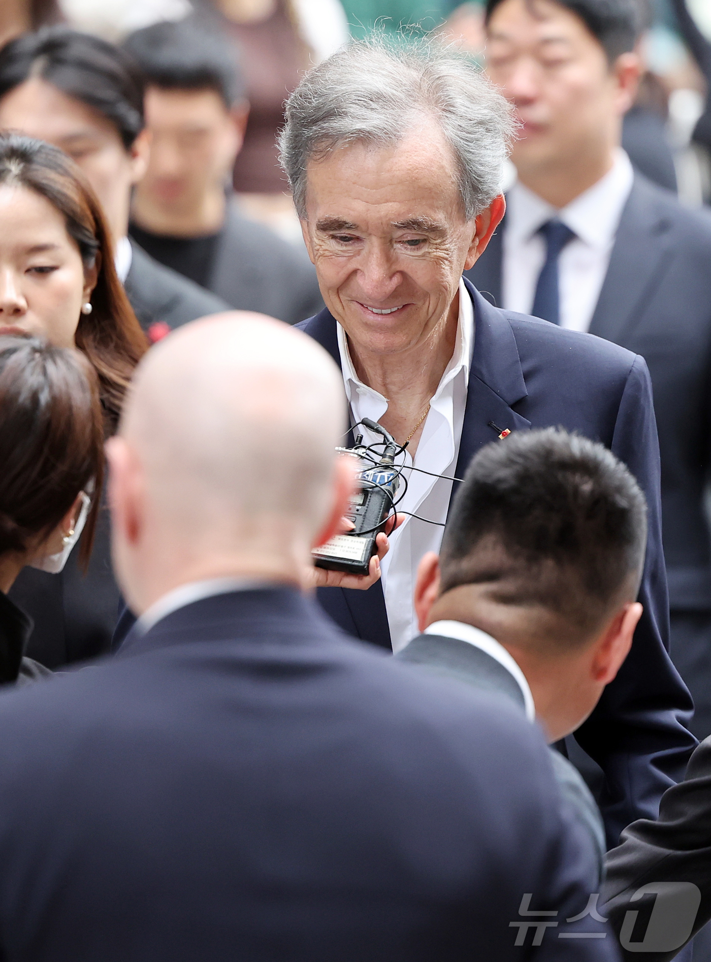(서울=뉴스1) 김진환 기자 = 베르나르 아르노 루이비통모에헤네시(LVMH) 회장이 11일 서울 중구 소공동 신세계백화점 본점 ‘더 리저브’를 방문하고 있다. 2026.5.11/뉴 …