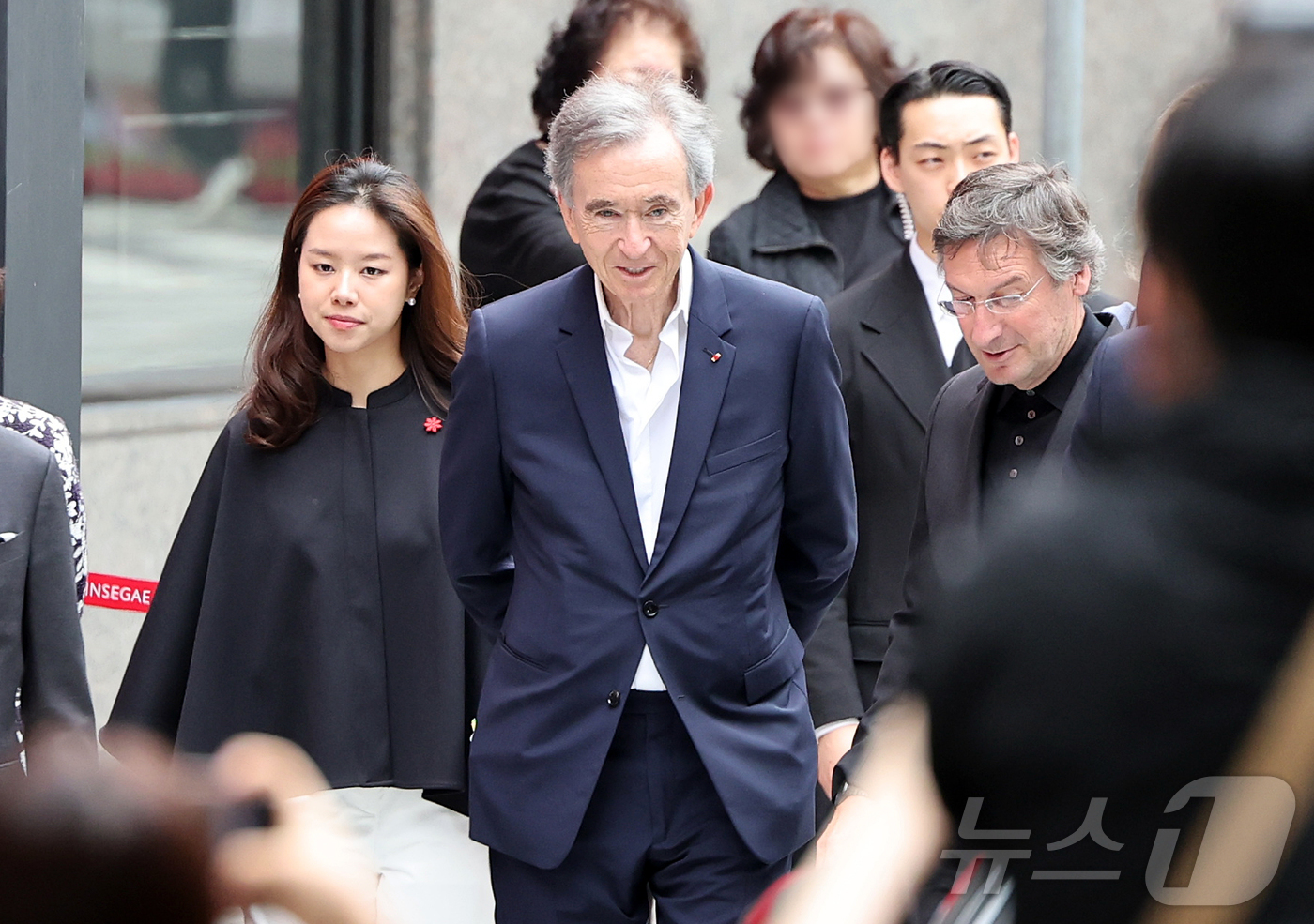 (서울=뉴스1) 김진환 기자 = 베르나르 아르노 루이비통모에헤네시(LVMH) 회장이 11일 서울 중구 소공동 신세계백화점 본점 ‘더 리저브’를 방문하고 있다. 2026.5.11/뉴 …