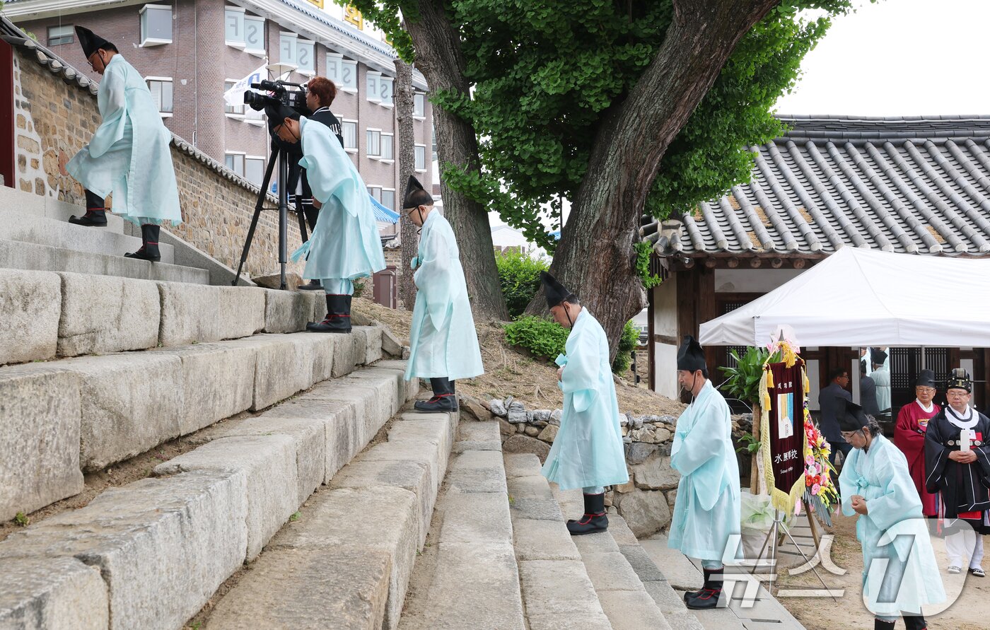 본문 이미지 - 11일 경기 수원시 팔달구 수원향교에서 열린 공기 2577년 춘기 석전대제에서 관계자들이 석전 의식을 봉행하고 있다. 2026.5.11 ⓒ 뉴스1 김영운 기자