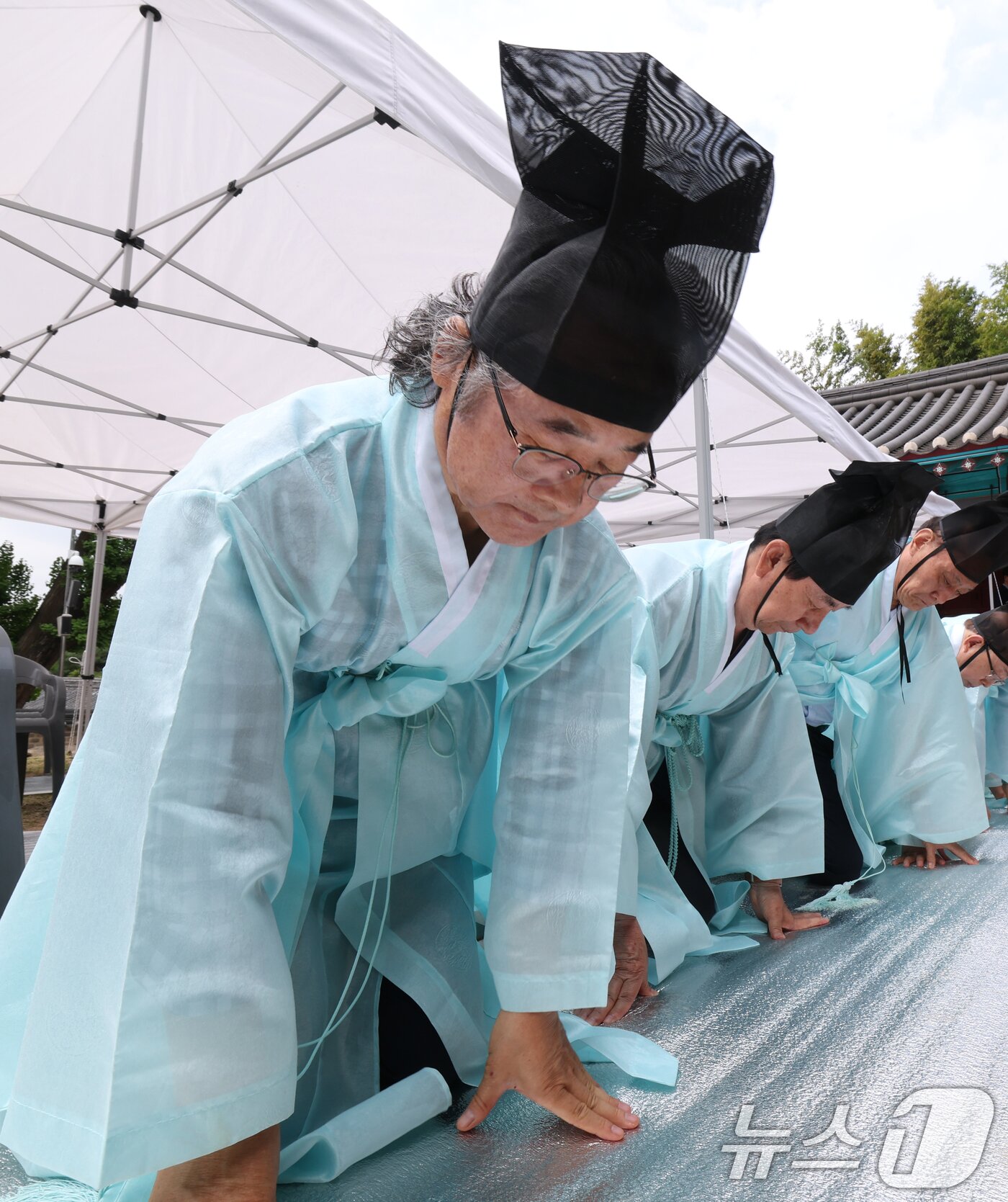 본문 이미지 - 11일 경기 수원시 팔달구 수원향교에서 열린 공기 2577년 춘기 석전대제에서 관계자들이 석전 의식을 봉행하고 있다. 2026.5.11 ⓒ 뉴스1 김영운 기자