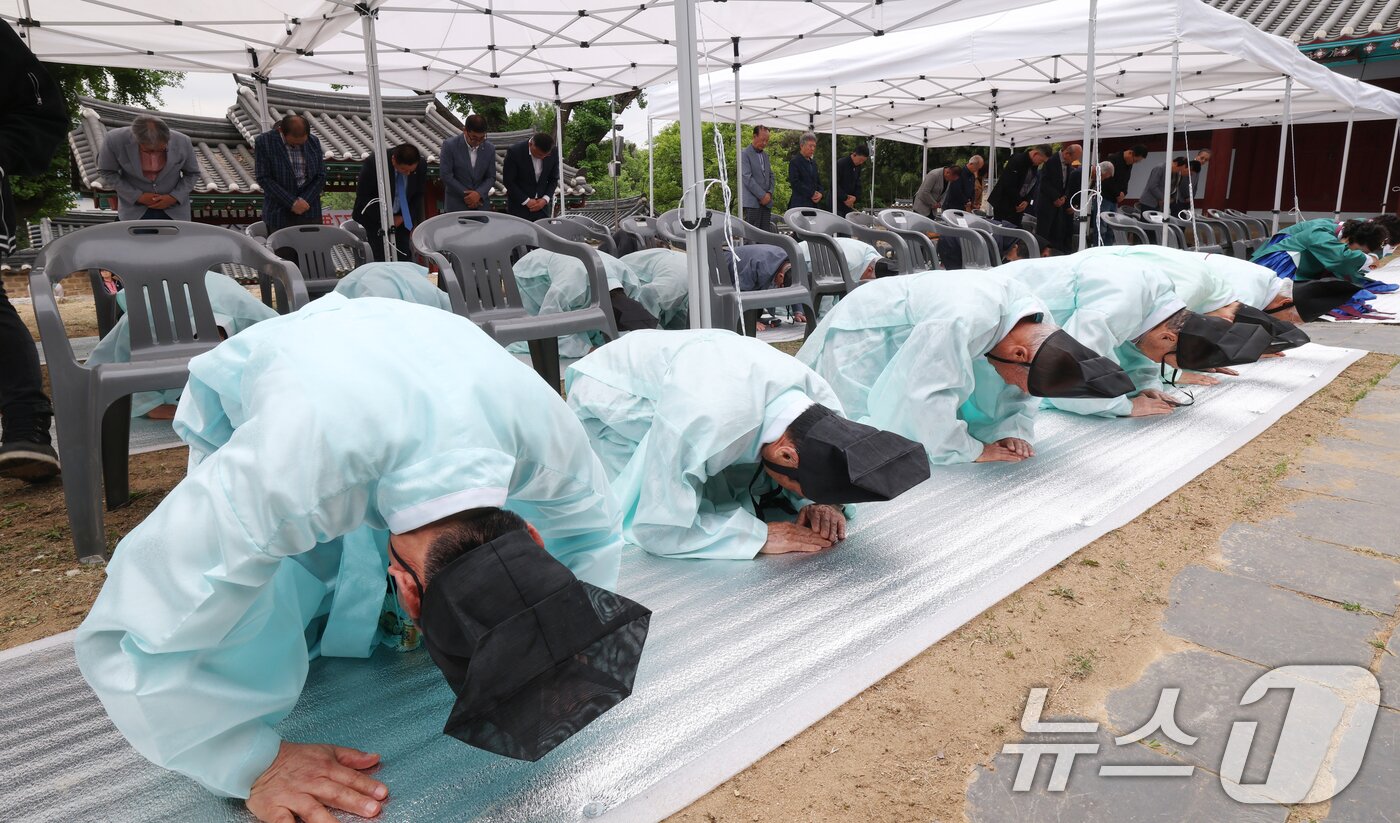 본문 이미지 - 11일 경기 수원시 팔달구 수원향교에서 열린 공기 2577년 춘기 석전대제에서 관계자들이 석전 의식을 봉행하고 있다. 2026.5.11 ⓒ 뉴스1 김영운 기자