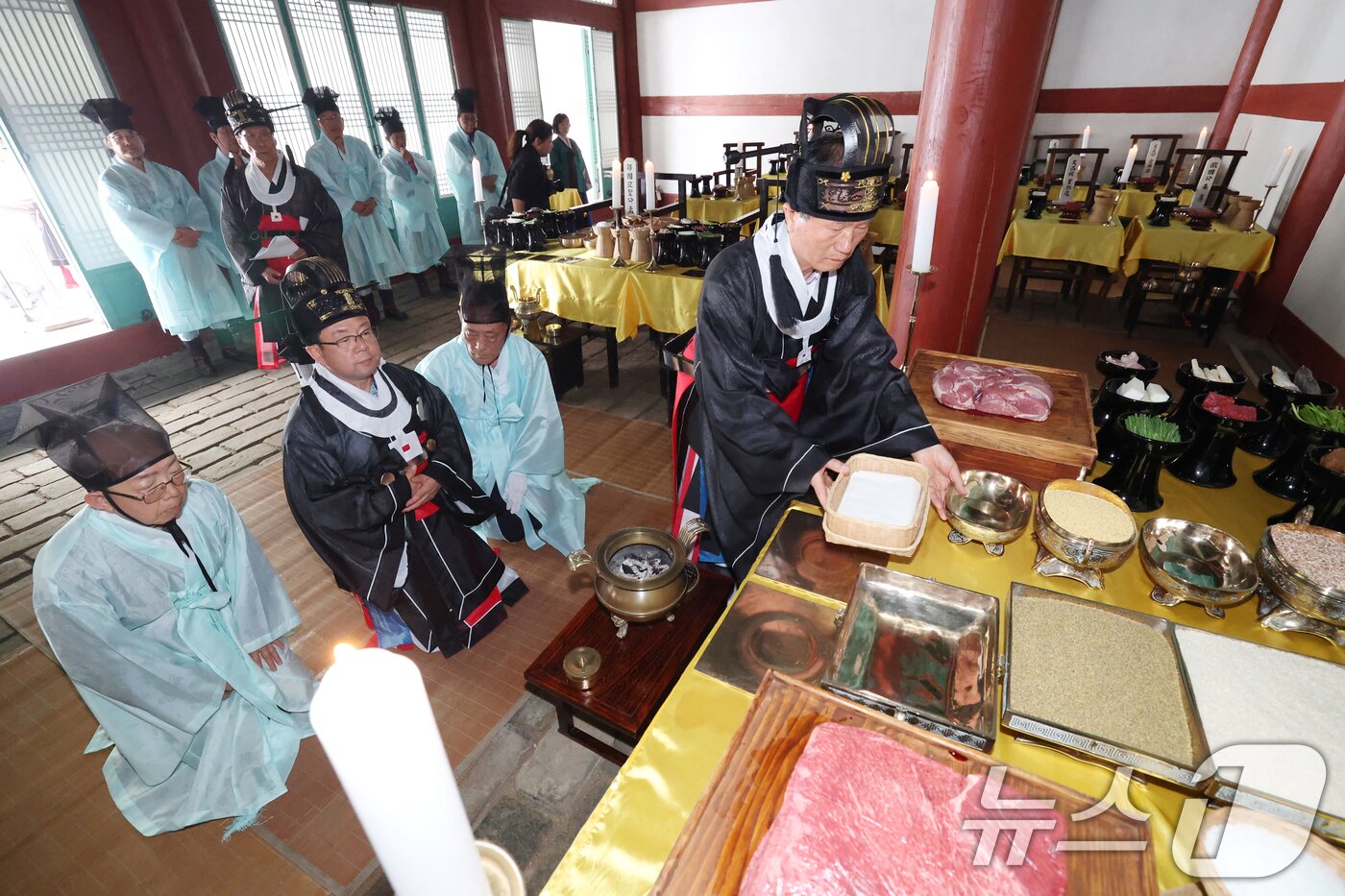 본문 이미지 - 11일 경기 수원시 팔달구 수원향교에서 열린 공기 2577년 춘기 석전대제에서 관계자들이 석전 의식을 봉행하고 있다. 2026.5.11 ⓒ 뉴스1 김영운 기자