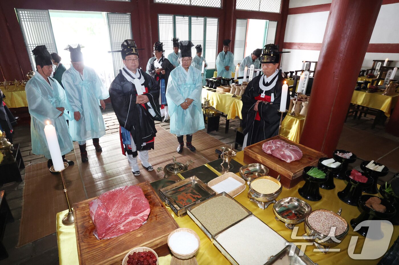 본문 이미지 - 11일 경기 수원시 팔달구 수원향교에서 열린 공기 2577년 춘기 석전대제에서 관계자들이 석전 의식을 봉행하고 있다. 2026.5.11 ⓒ 뉴스1 김영운 기자