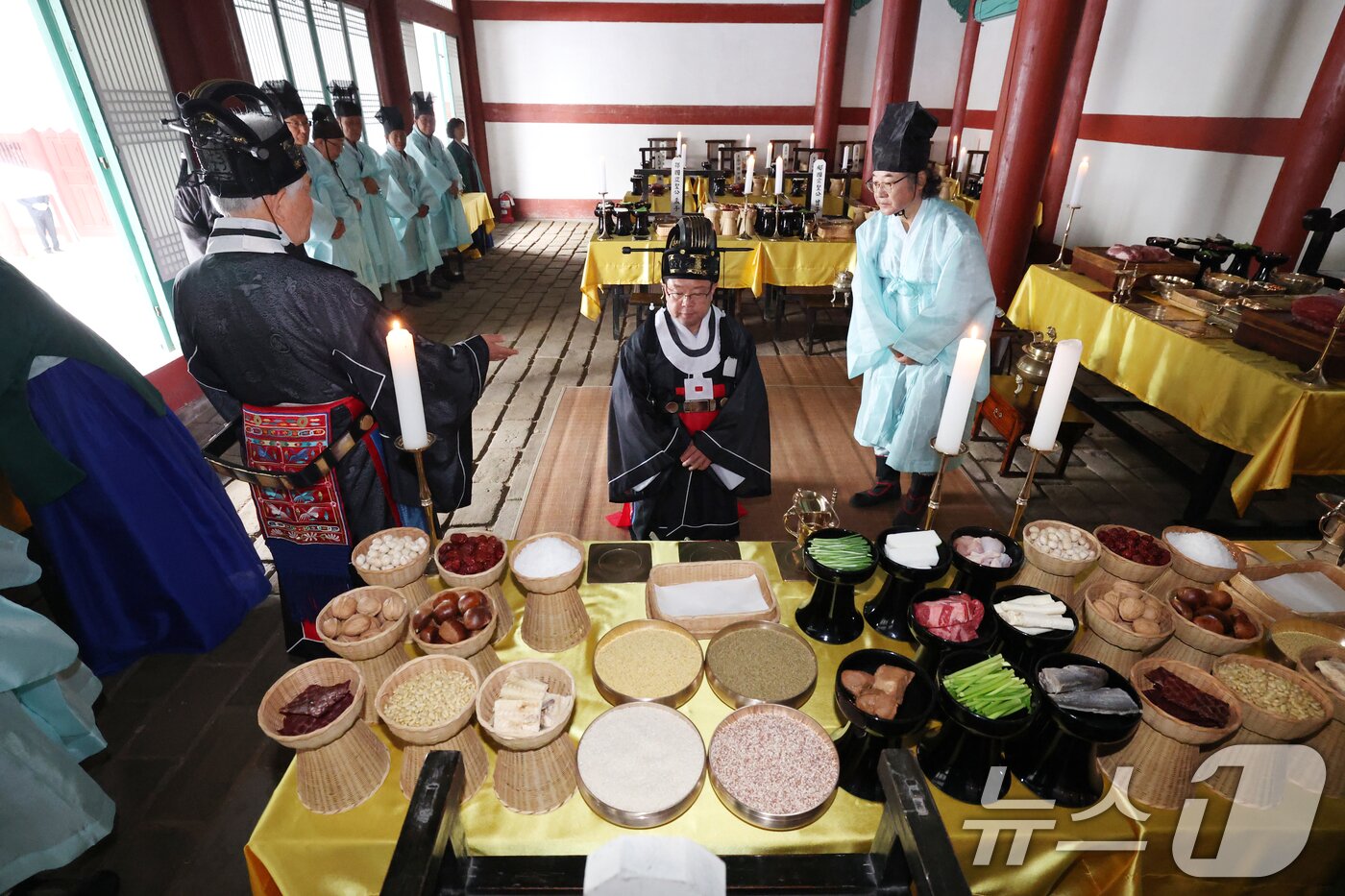 본문 이미지 - 11일 경기 수원시 팔달구 수원향교에서 열린 공기 2577년 춘기 석전대제에서 관계자들이 석전 의식을 봉행하고 있다. 2026.5.11 ⓒ 뉴스1 김영운 기자