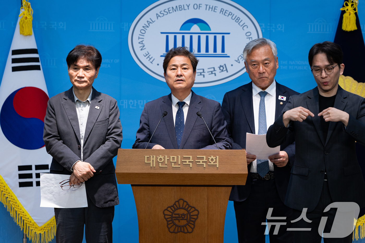 (서울=뉴스1) 유승관 기자 = 국회 외교통일위원회 더불어민주당 위원들이 11일 서울 여의도 국회 소통관에서 HMM 나무호 피격 관련 국민의힘 위원들을 규탄하는 기자회견을 하고 있 …