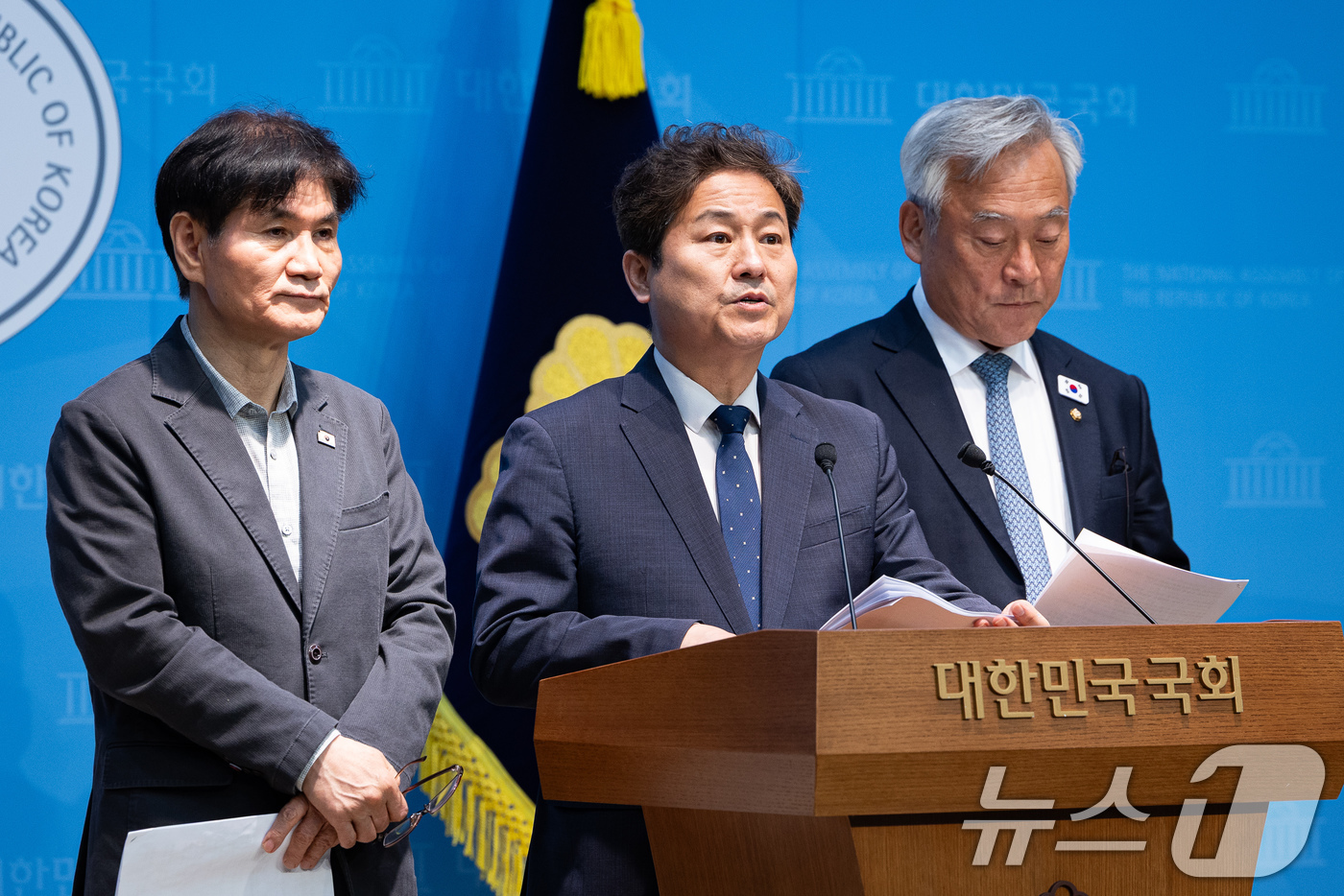(서울=뉴스1) 유승관 기자 = 국회 외교통일위원회 더불어민주당 위원들이 11일 서울 여의도 국회 소통관에서 HMM 나무호 피격 관련 국민의힘 위원들을 규탄하는 기자회견을 하고 있 …