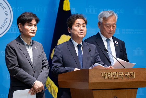 與 외통위원들 '선박 피격 정쟁 멈춰야'