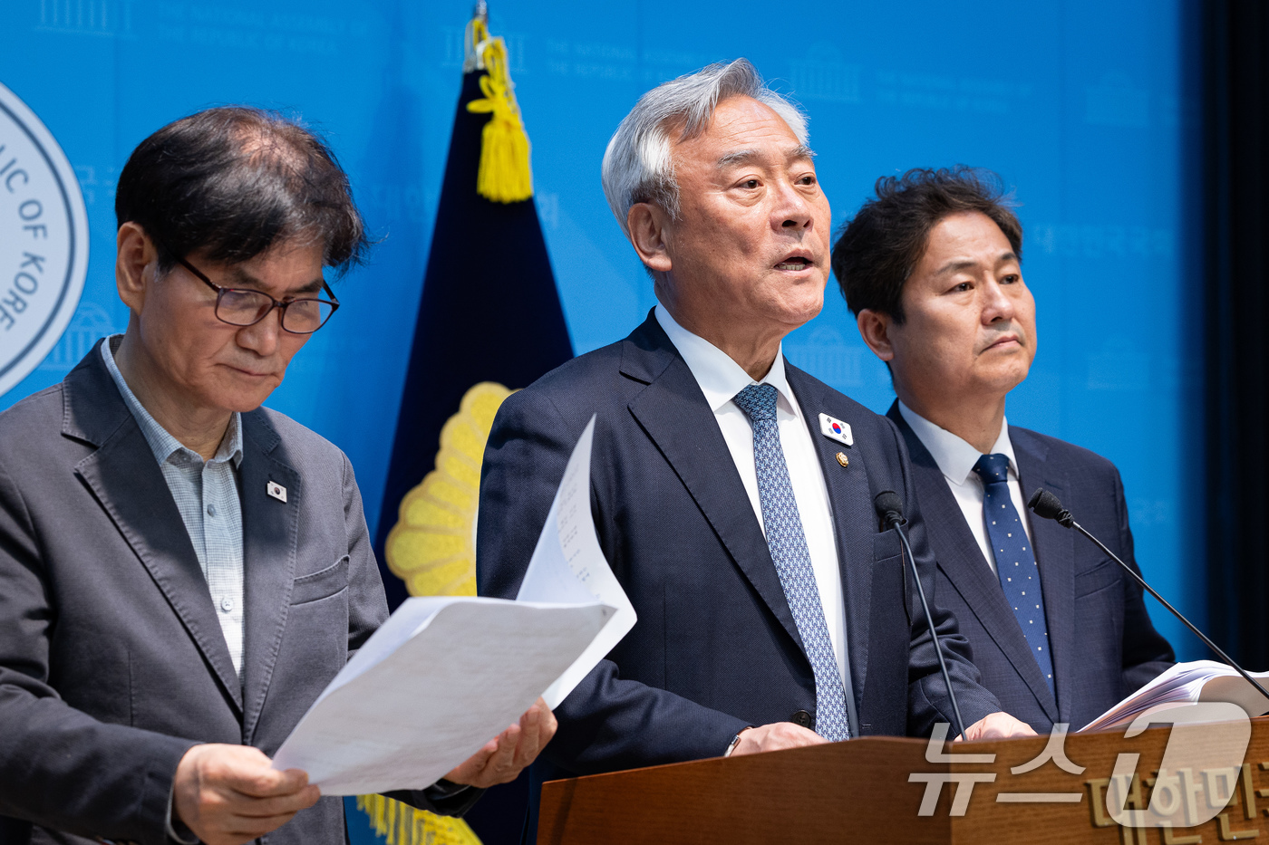 (서울=뉴스1) 유승관 기자 = 국회 외교통일위원회 더불어민주당 위원들이 11일 서울 여의도 국회 소통관에서 HMM 나무호 피격 관련 국민의힘 위원들을 규탄하는 기자회견을 하고 있 …