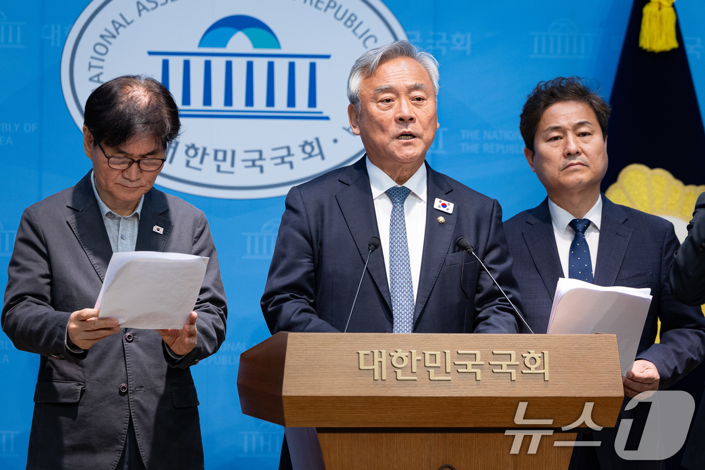 (서울=뉴스1) 유승관 기자 = 국회 외교통일위원회 더불어민주당 위원들이 11일 서울 여의도 국회 소통관에서 HMM 나무호 피격 관련 국민의힘 위원들을 규탄하는 기자회견을 하고 있 …
