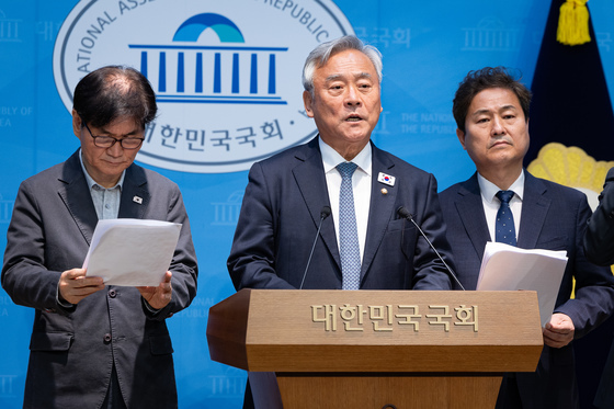 민주당 외통위원들 '선박피격 정쟁화 멈춰야'