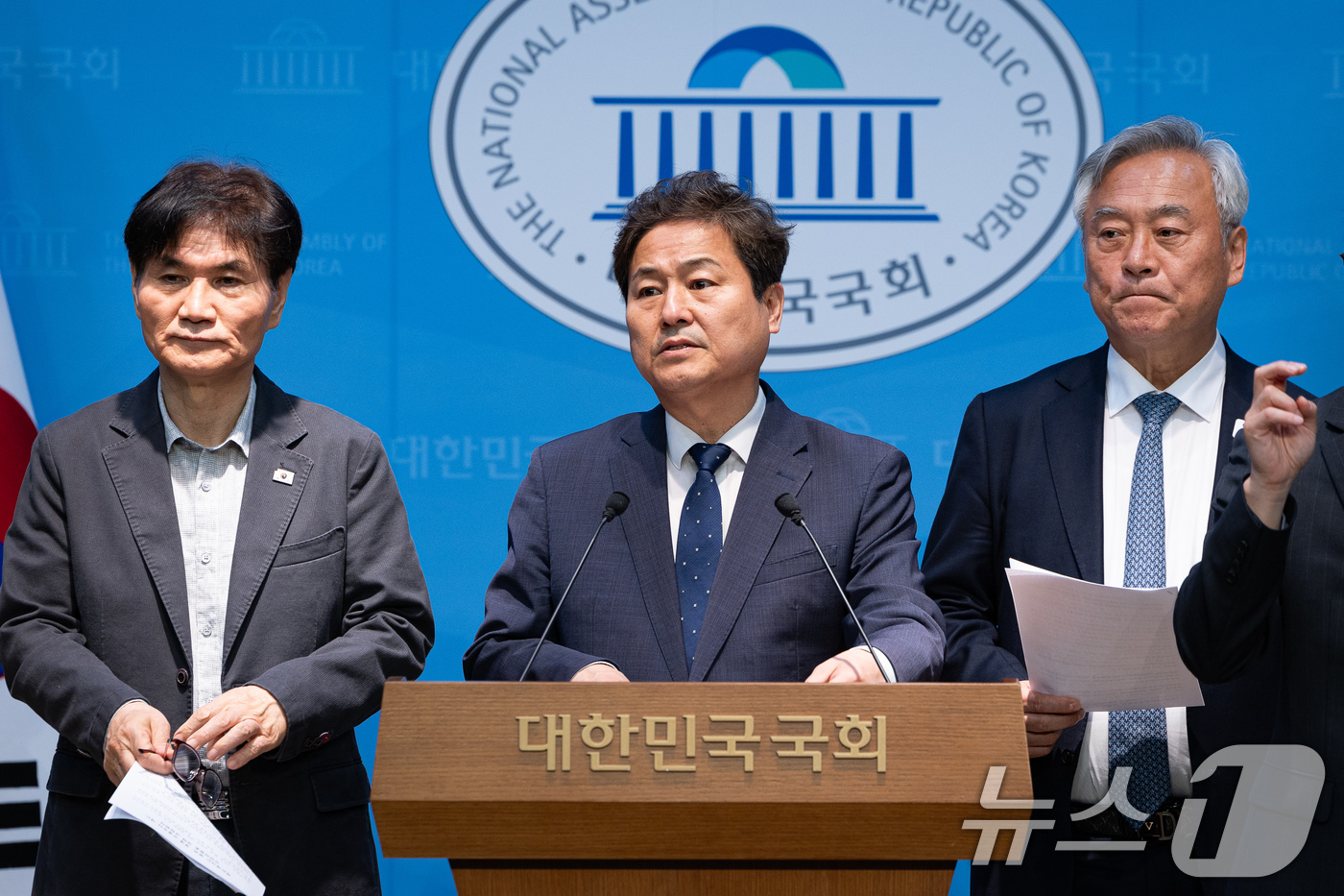 (서울=뉴스1) 유승관 기자 = 국회 외교통일위원회 더불어민주당 위원들이 11일 서울 여의도 국회 소통관에서 HMM 나무호 피격 관련 국민의힘 위원들을 규탄하는 기자회견을 하고 있 …