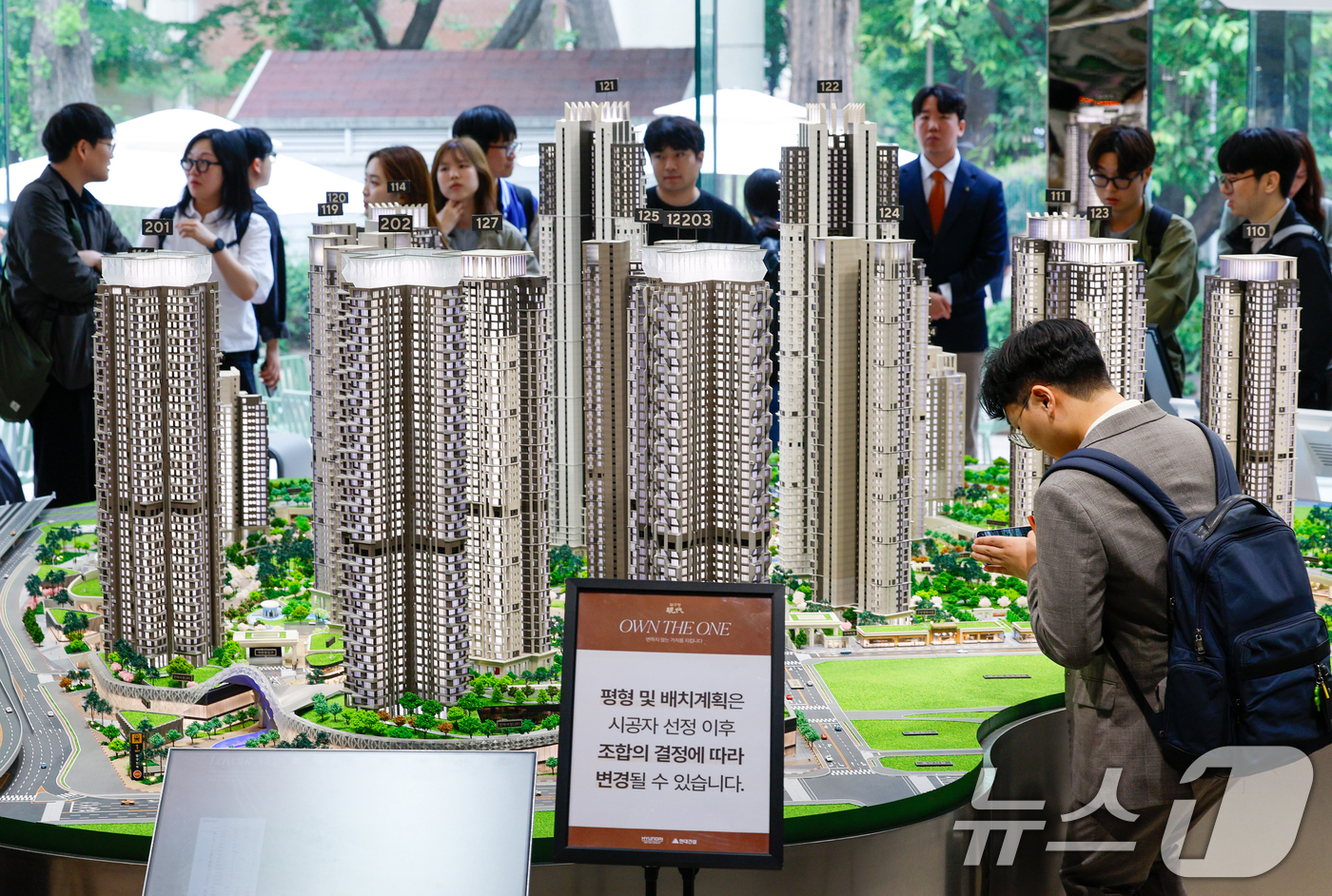 (서울=뉴스1) 안은나 기자 = 11일 서울 강남구 현대건설 압구정 3구역 재건축 사업 홍보관이 언론에 최초 공개되고 있다.홍보관은 조합원들을 대상으로 사전예약제로 운영되며, AI …