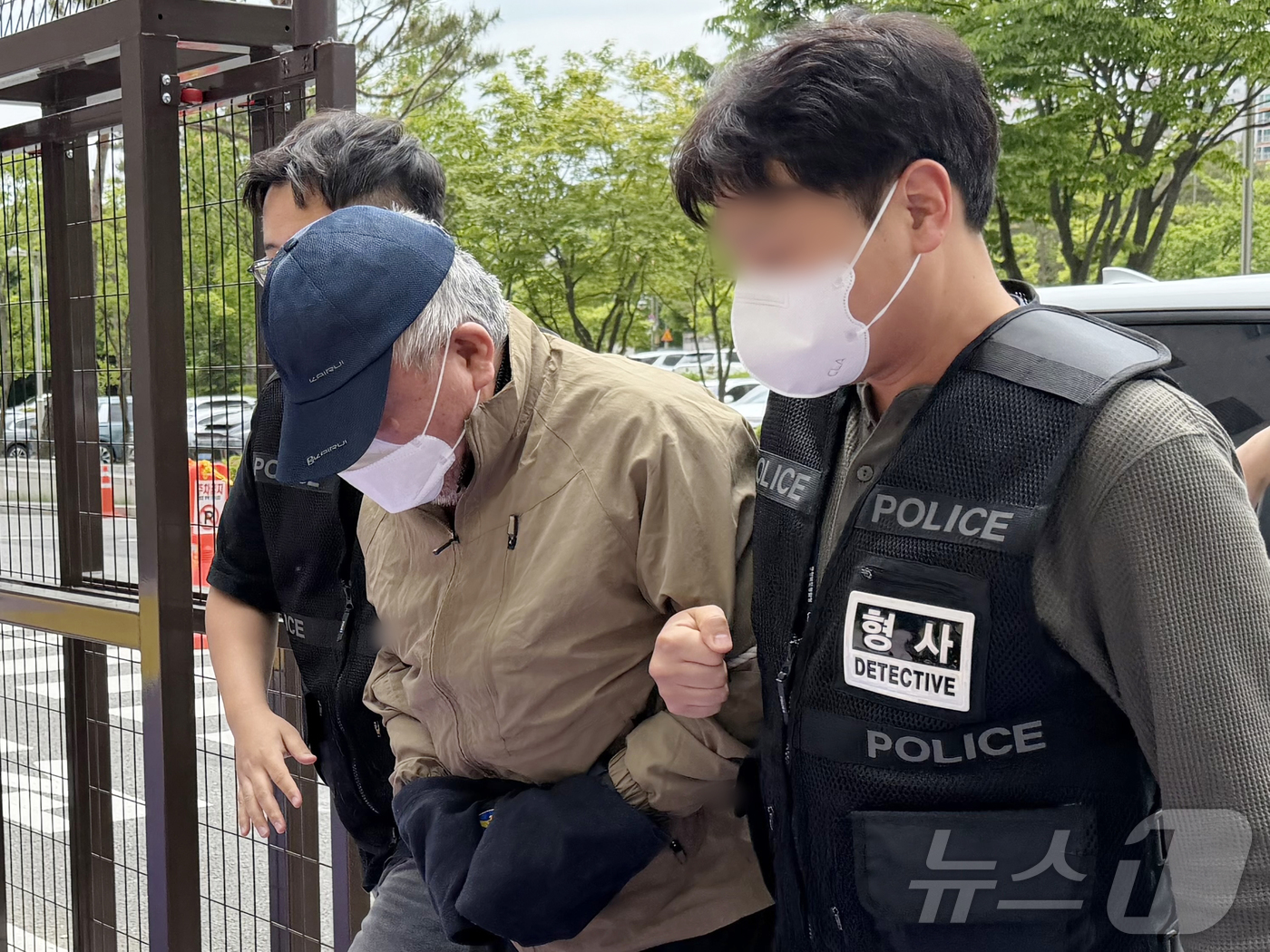 (청주=뉴스1) 장예린 기자 = 충북 청주시 흥덕구의 한 노래방에서 흉기로 지인을 살해한 60대 남성이 11일 청주지법에서 구속 전 피의자 심문(영장실질심사)을 받기 위해 출석하고 …