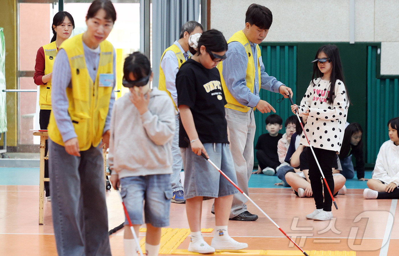 (광주=뉴스1) 박지현 기자 = 11일 광주 북구 문정초등학교 강당에서 열린 장애이해·공감 프로그램 차별없는 공동체 교육에 참가한 학생들이 북구청 장애인복지과 직원과 강사와 함께 …
