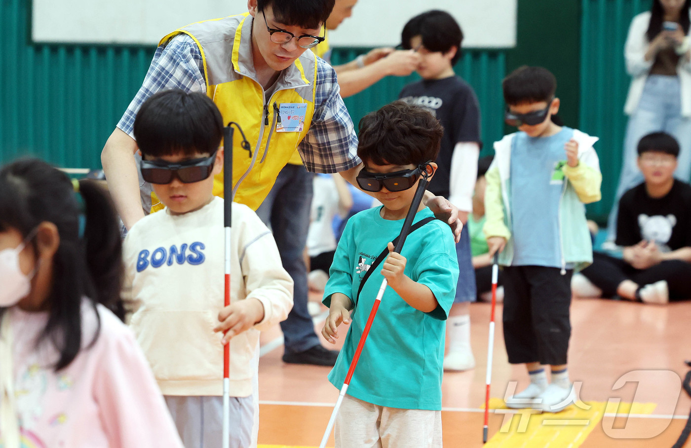(광주=뉴스1) 박지현 기자 = 11일 광주 북구 문정초등학교 강당에서 열린 장애이해·공감 프로그램 차별없는 공동체 교육에 참가한 학생들이 북구청 장애인복지과 직원과 강사와 함께 …
