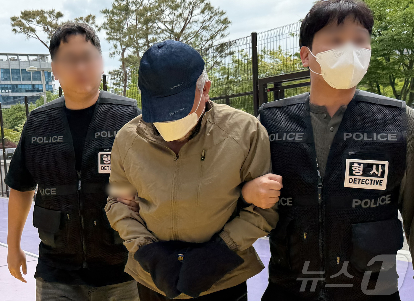 (청주=뉴스1) 장예린 기자 = 충북 청주시 흥덕구의 한 노래방에서 흉기로 지인을 살해한 60대 남성이 11일 청주지법에서 구속 전 피의자 심문(영장실질심사)을 받기 위해 출석하고 …