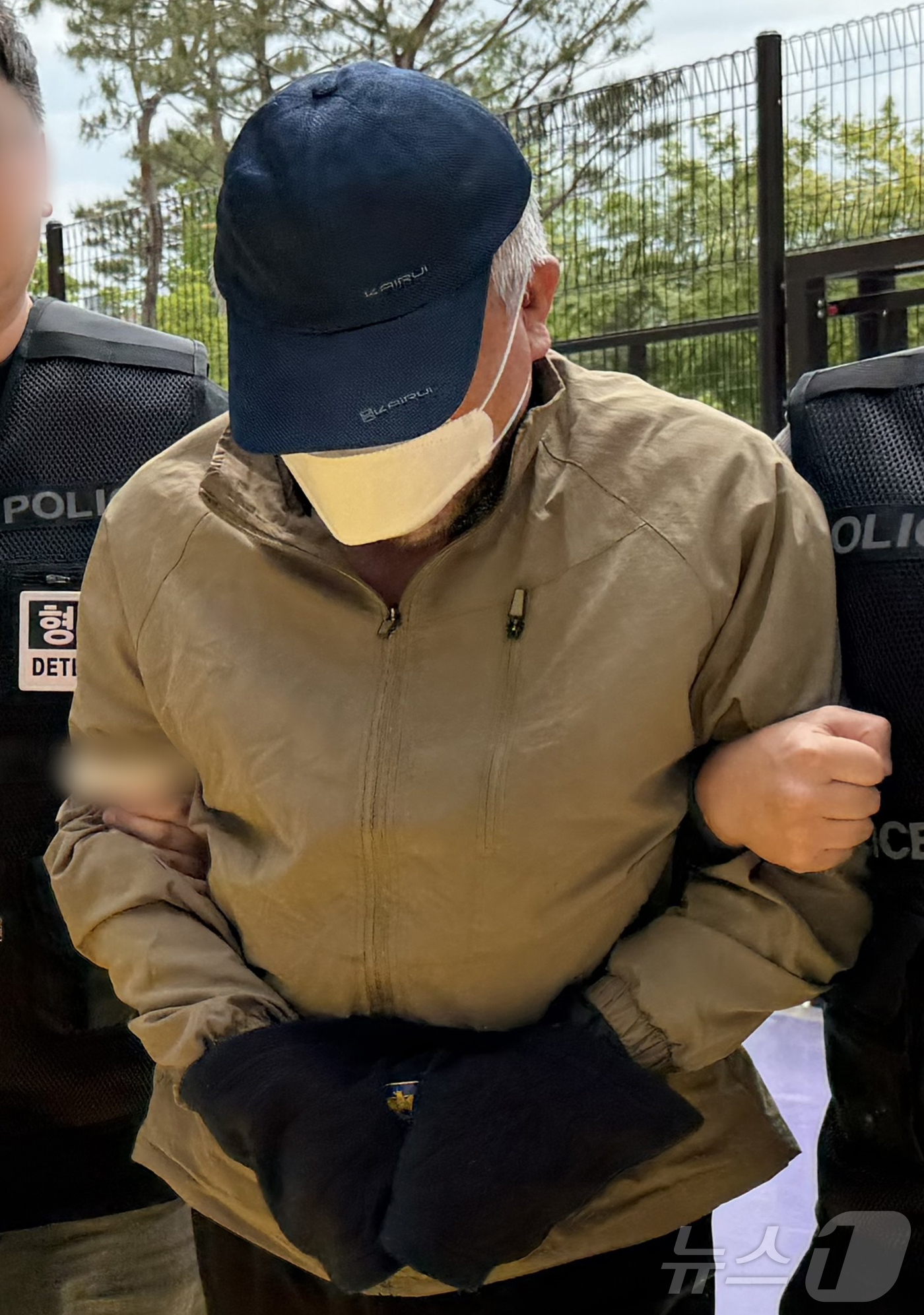 (청주=뉴스1) 장예린 기자 = 충북 청주시 흥덕구의 한 노래방에서 흉기로 지인을 살해한 60대 남성이 11일 청주지법에서 구속 전 피의자 심문(영장실질심사)을 받기 위해 출석하고 …